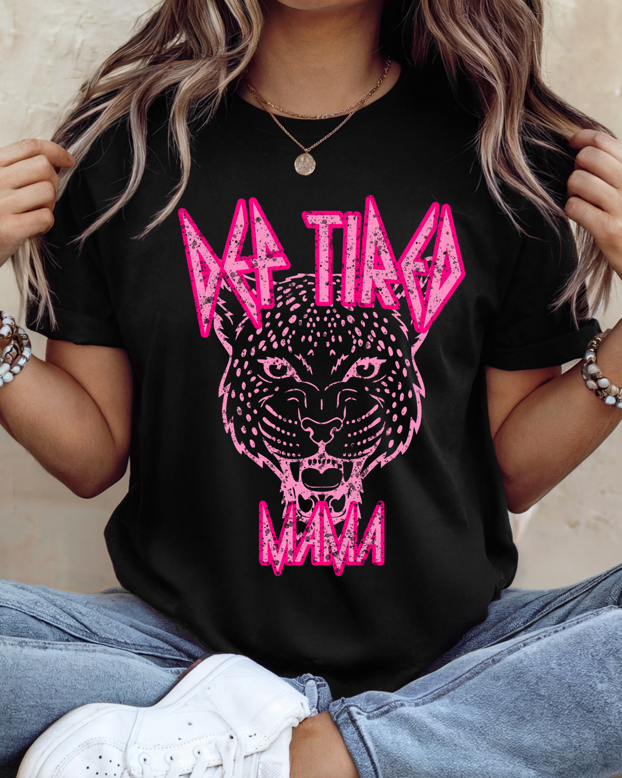 Camiseta gráfica "Def Tired Mama" en negro