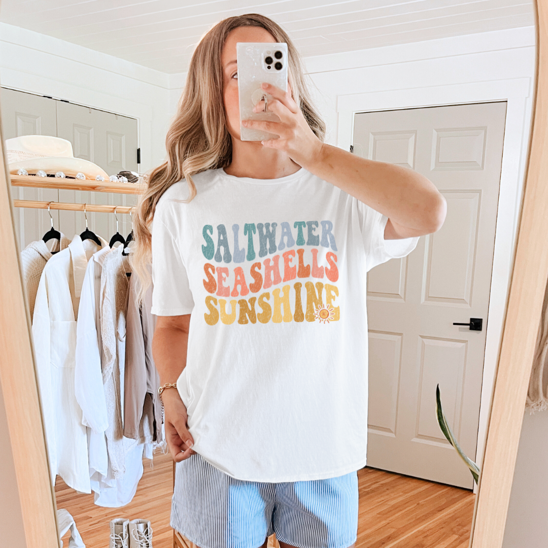 Camiseta gráfica con conchas marinas y sol