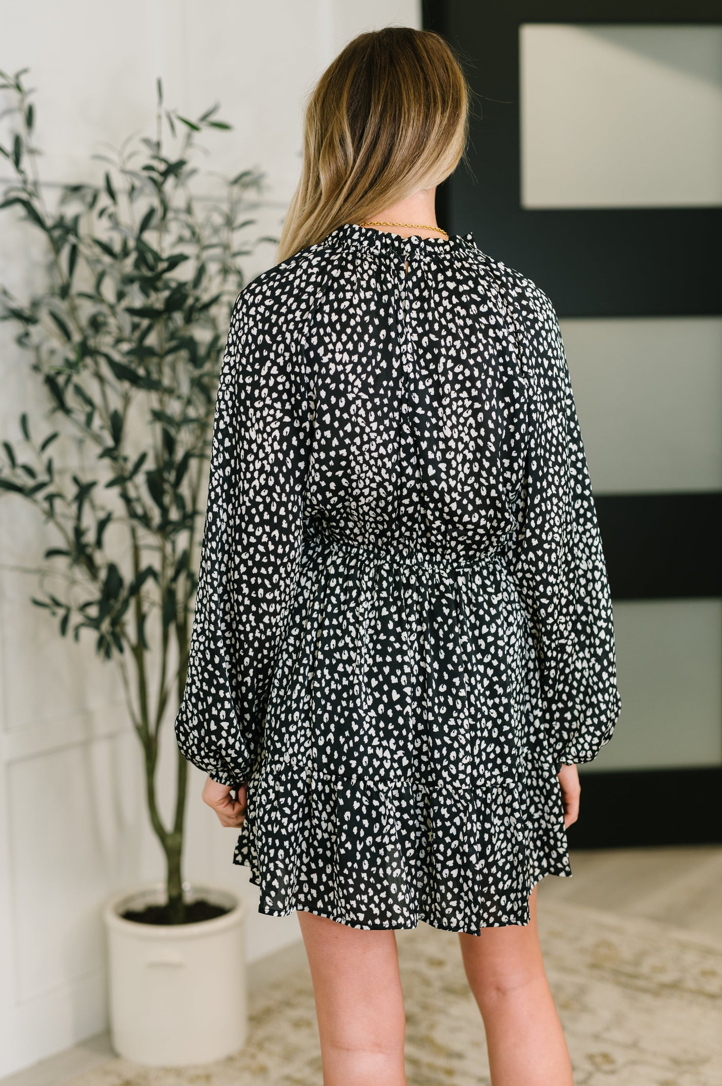 Un atrevido vestido escalonado en negro