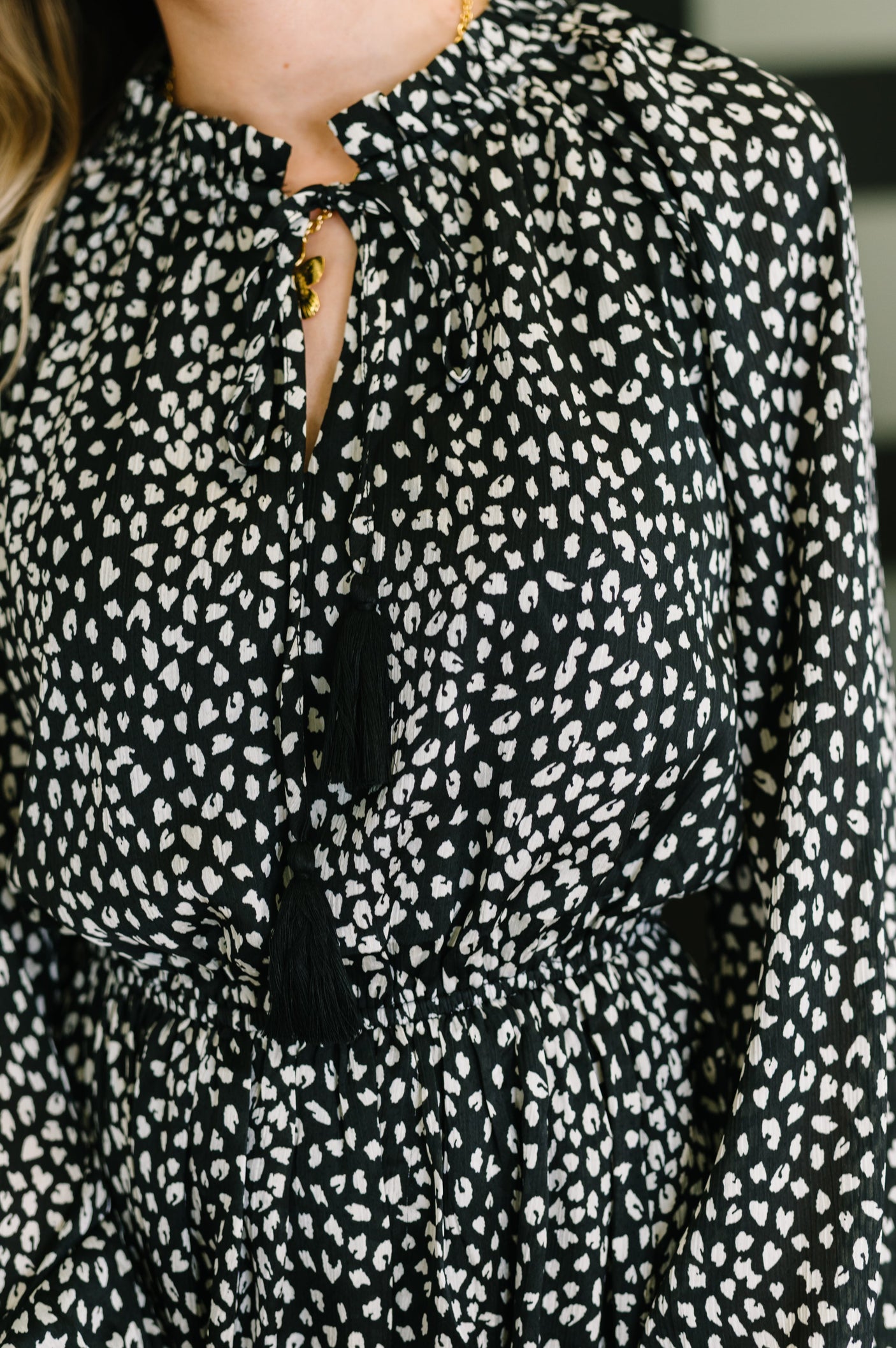 Un atrevido vestido escalonado en negro