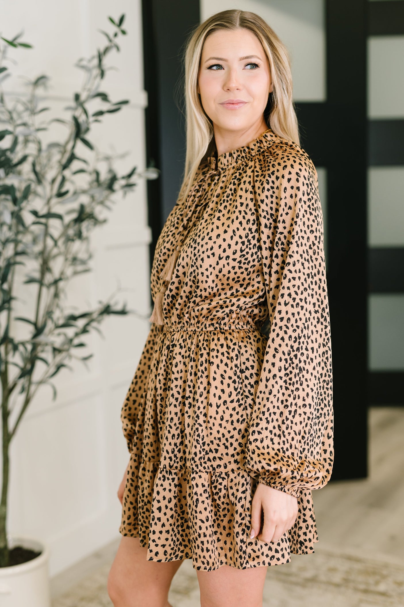 Un atrevido vestido escalonado en marrón nuez