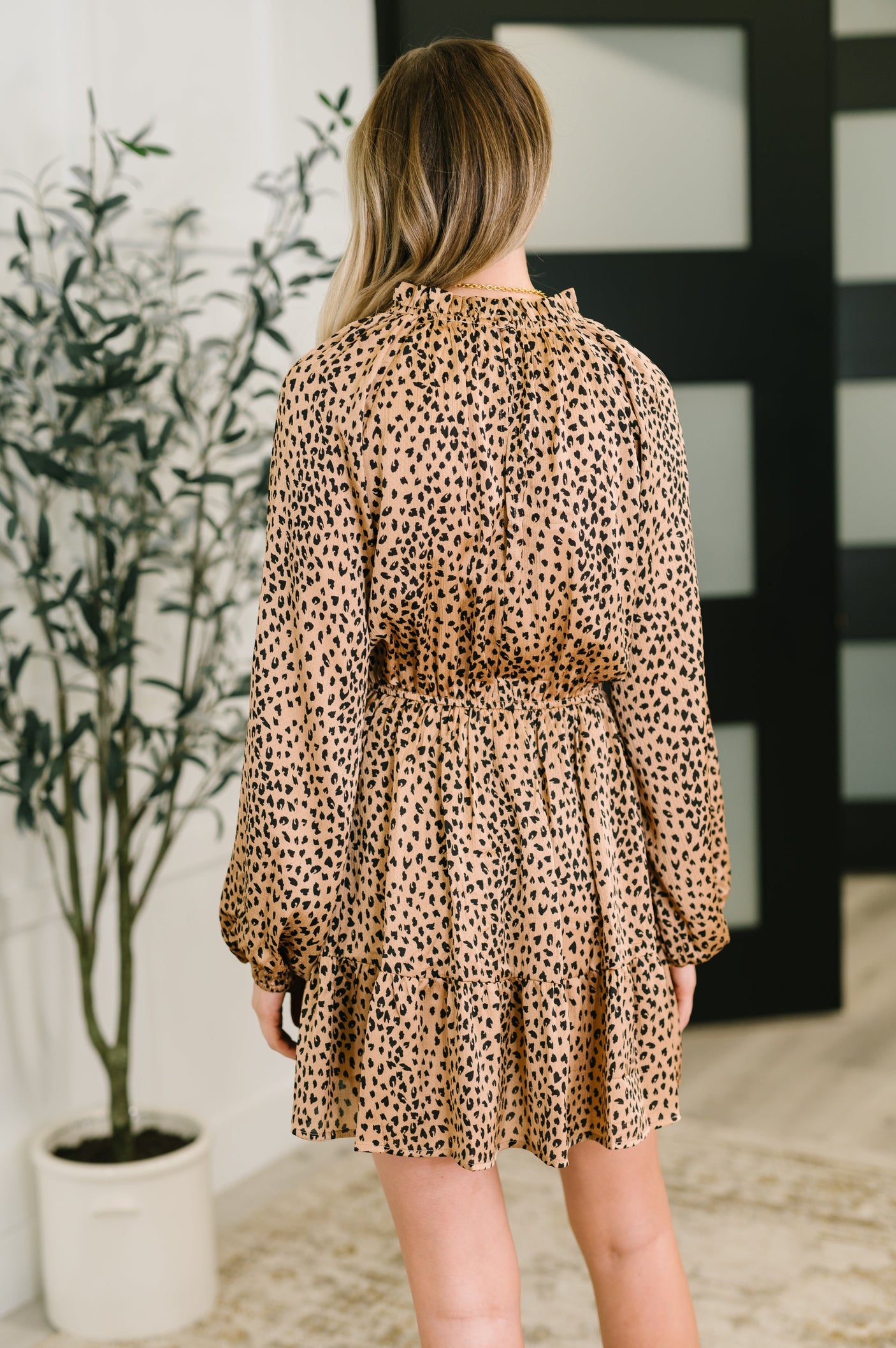 Un atrevido vestido escalonado en marrón nuez