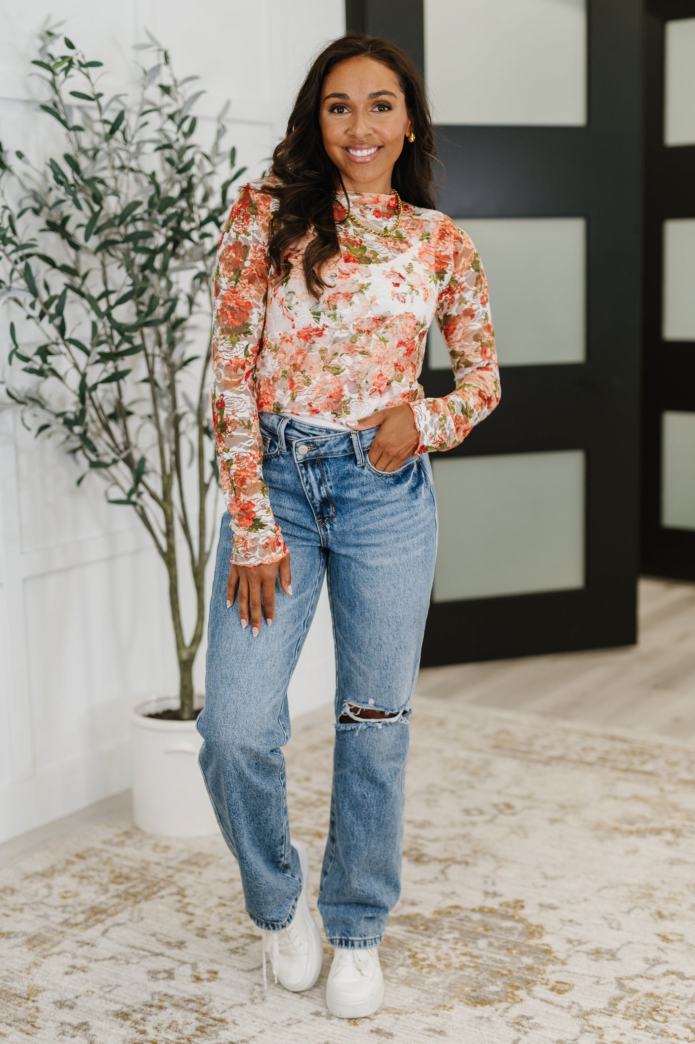 Blusa de capas con estampado floral en coral de Barely Behaving