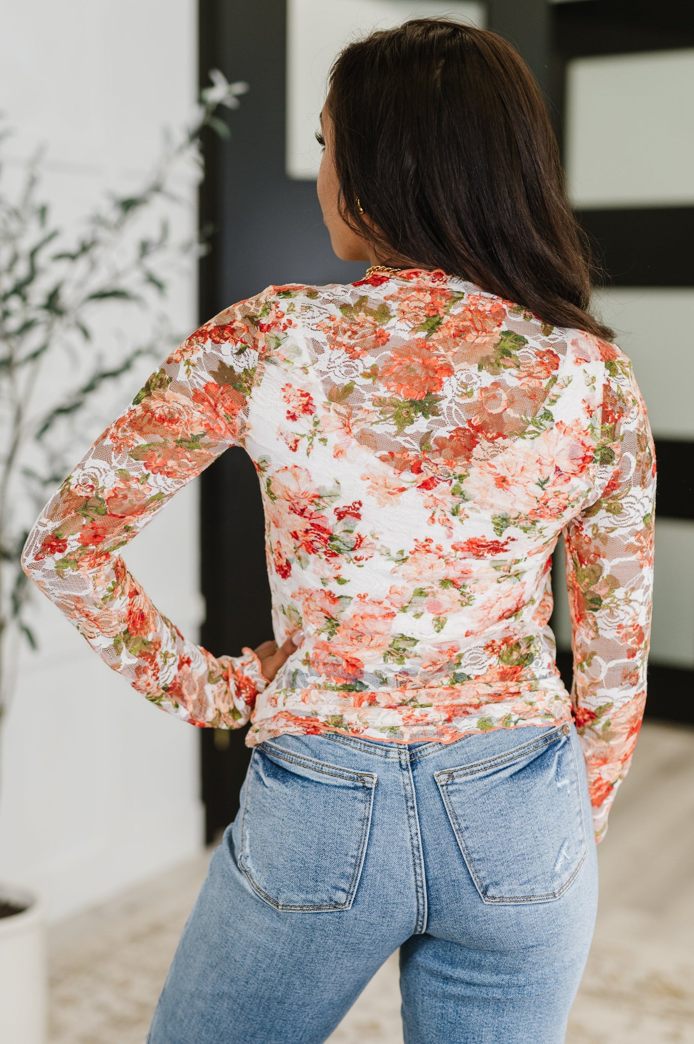 Blusa de capas con estampado floral en coral de Barely Behaving