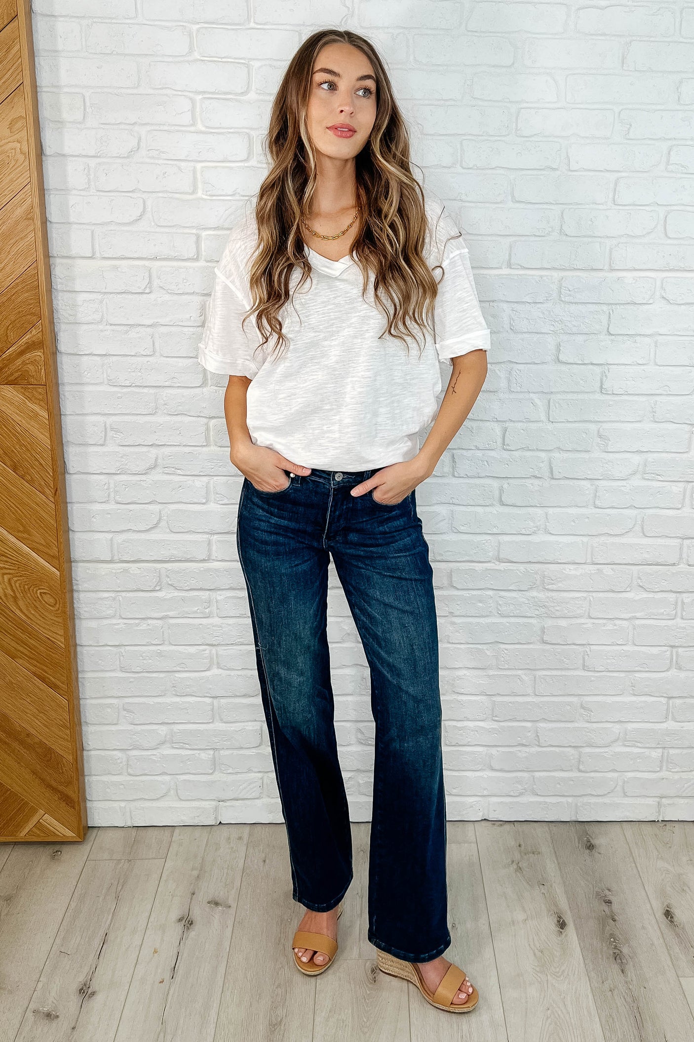 Camiseta Basic Instinct con cuello en V y hombros caídos en color marfil