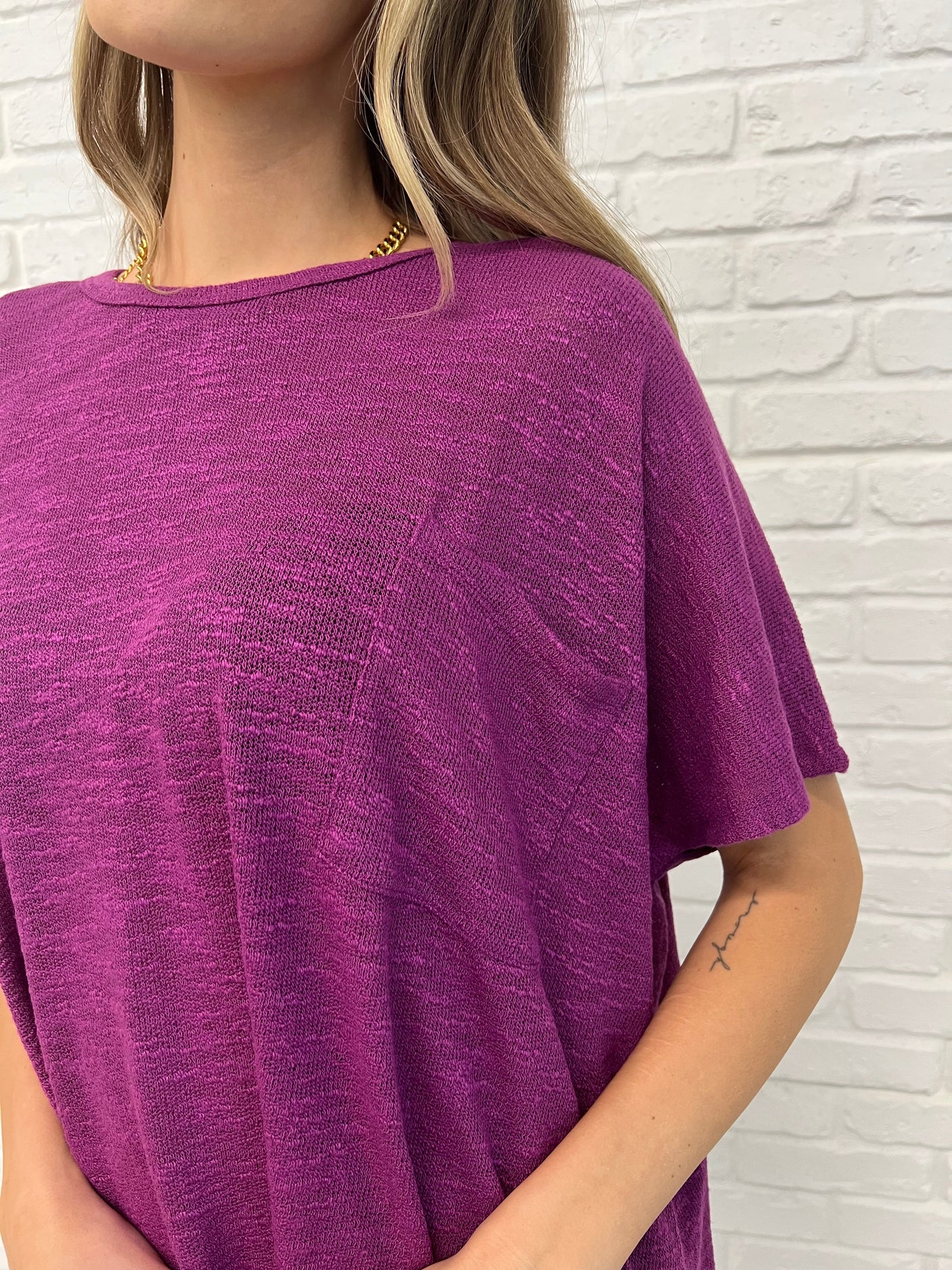 Blusa con mangas dolman fluidas en color ciruela claro