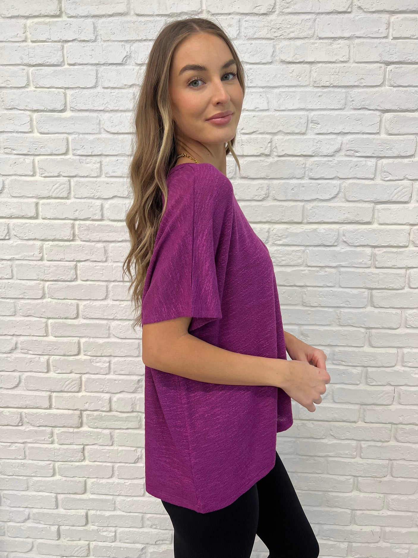 Blusa con mangas dolman fluidas en color ciruela claro