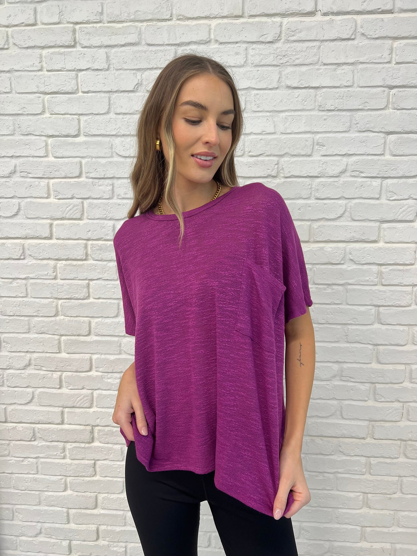 Blusa con mangas dolman fluidas en color ciruela claro