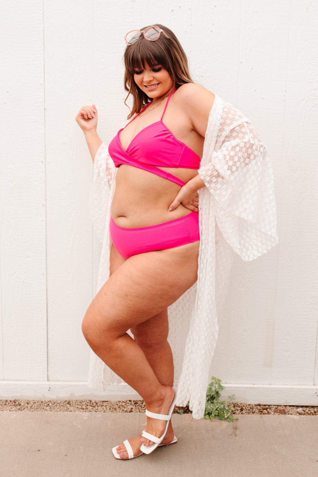 Parte inferior del traje de baño rosa junto a la bahía