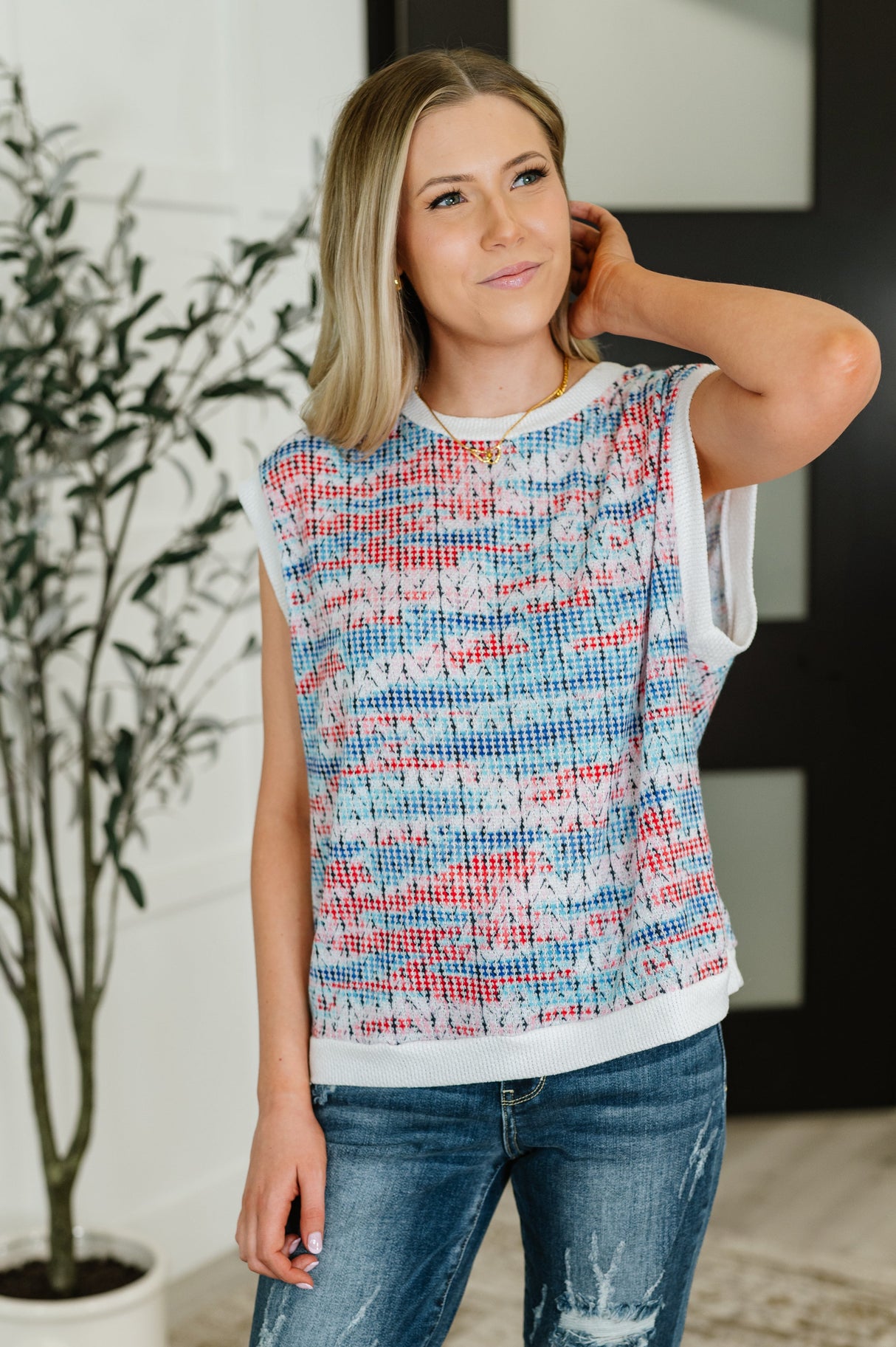 Top de punto texturizado Blurred Beauty en azul, rojo y blanco