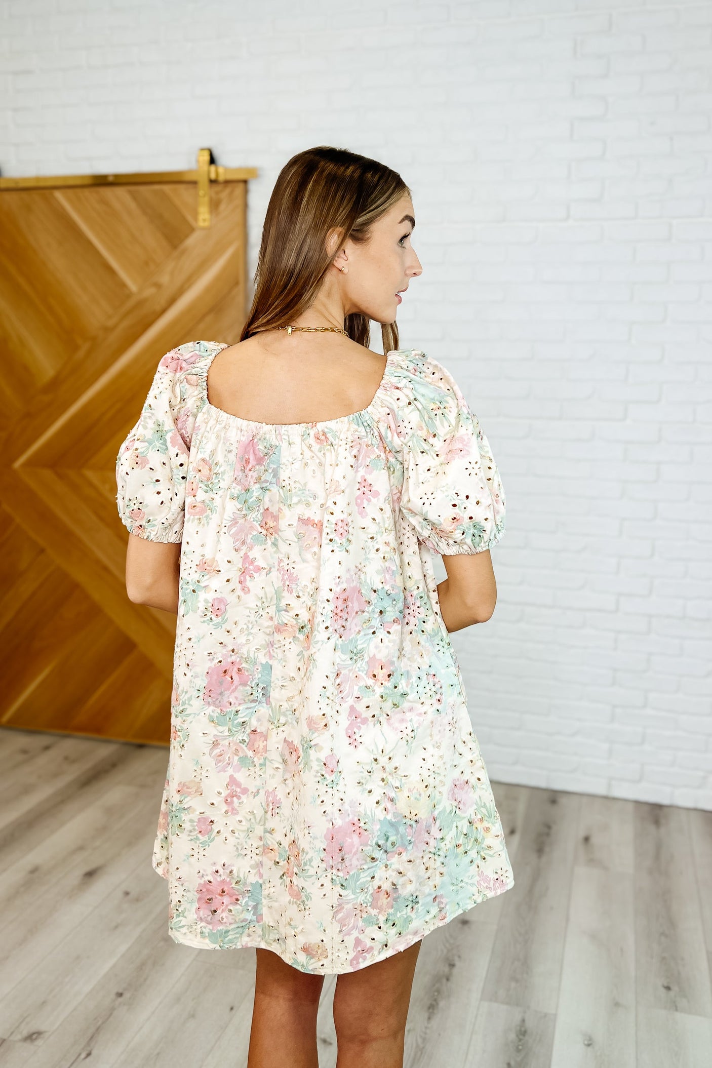 Vestido de punto con lazo y ojales en rosa y verde