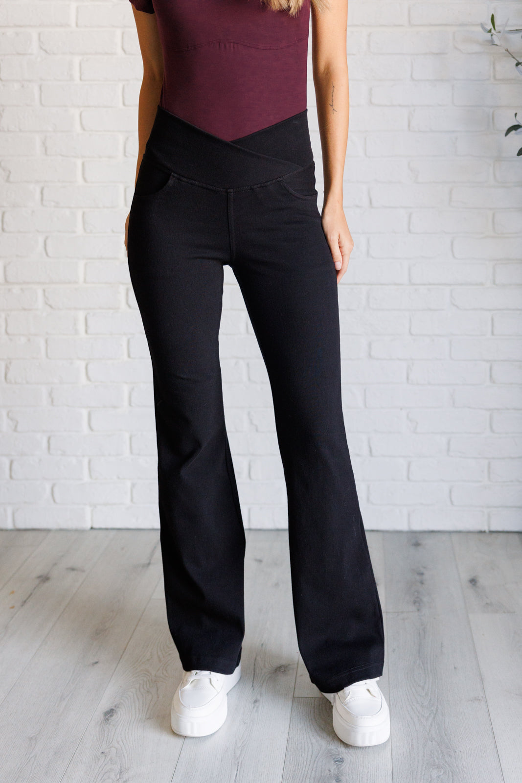 Pantalón de sarga acampanado con cintura cruzada en negro Building Habits