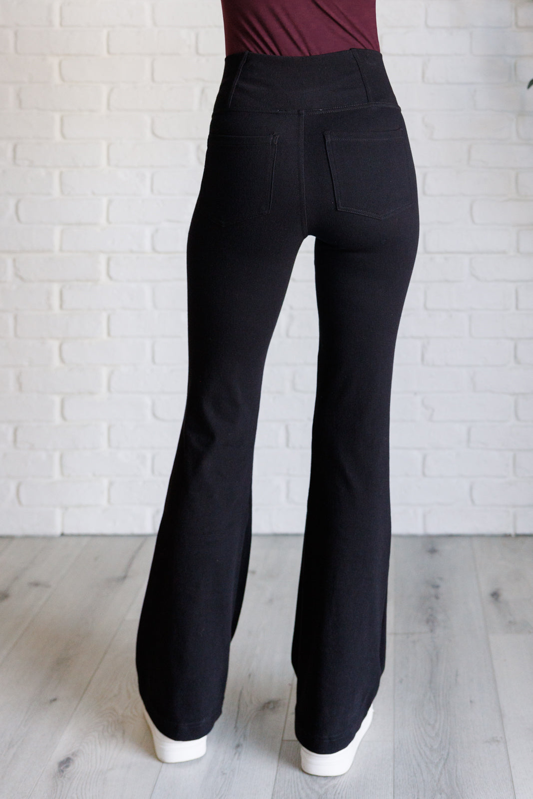 Pantalón de sarga acampanado con cintura cruzada en negro Building Habits