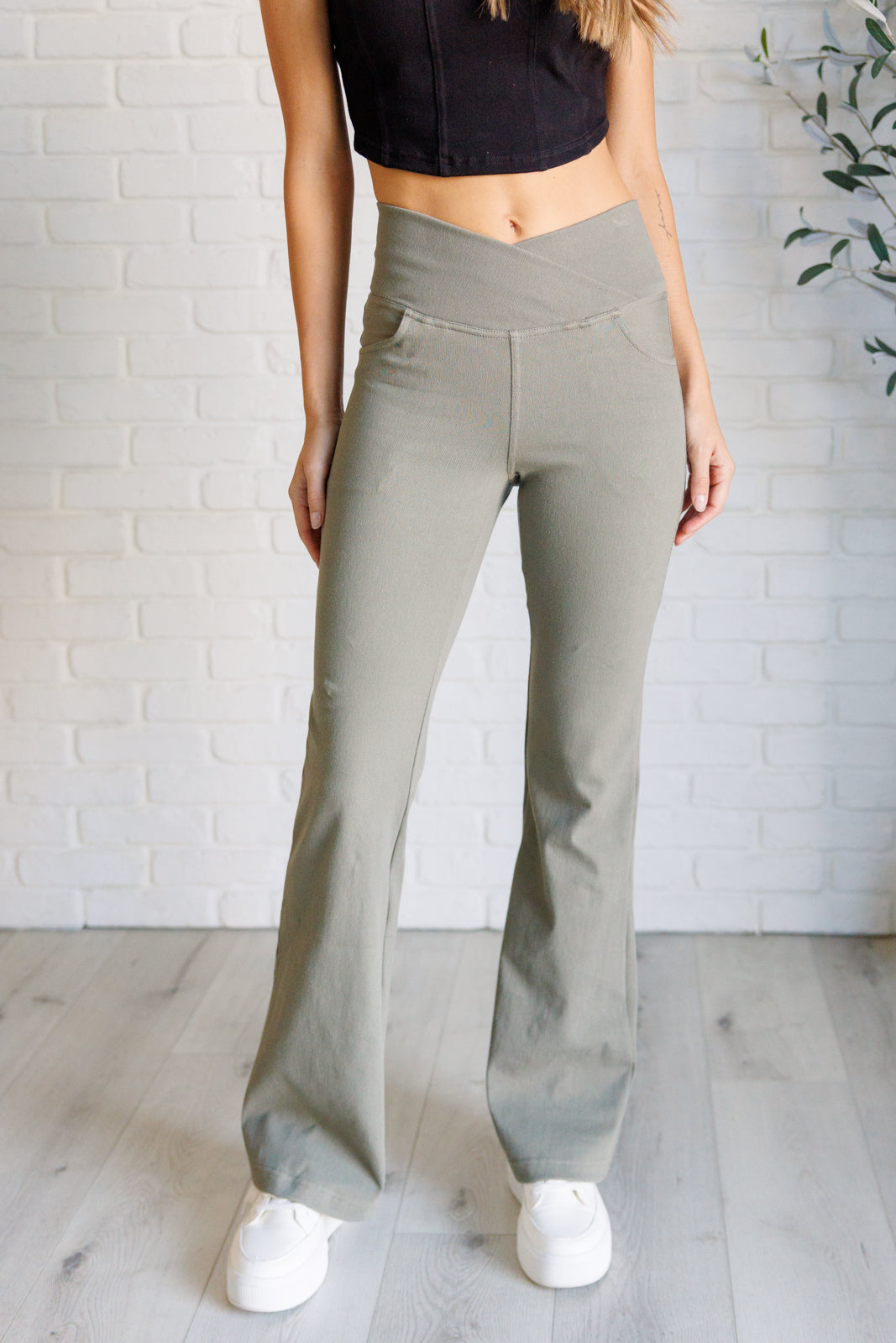 Pantalón de sarga acampanado con cintura cruzada en verde oliva polvoriento de Building Habits