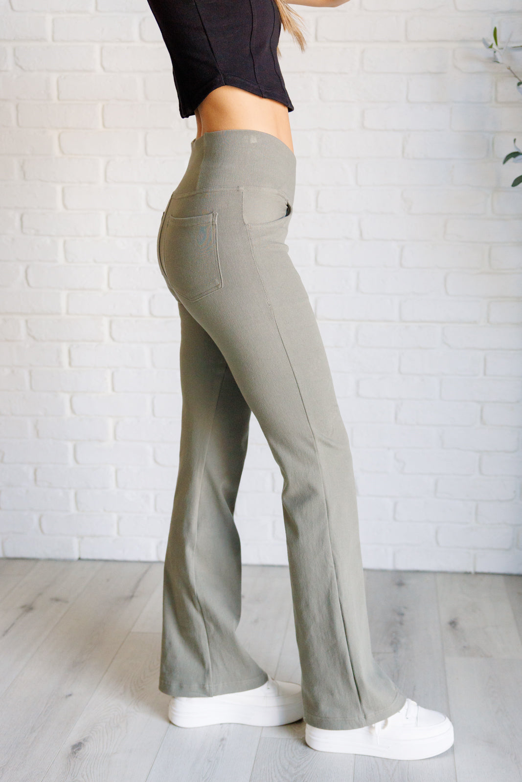 Pantalón de sarga acampanado con cintura cruzada en verde oliva polvoriento de Building Habits