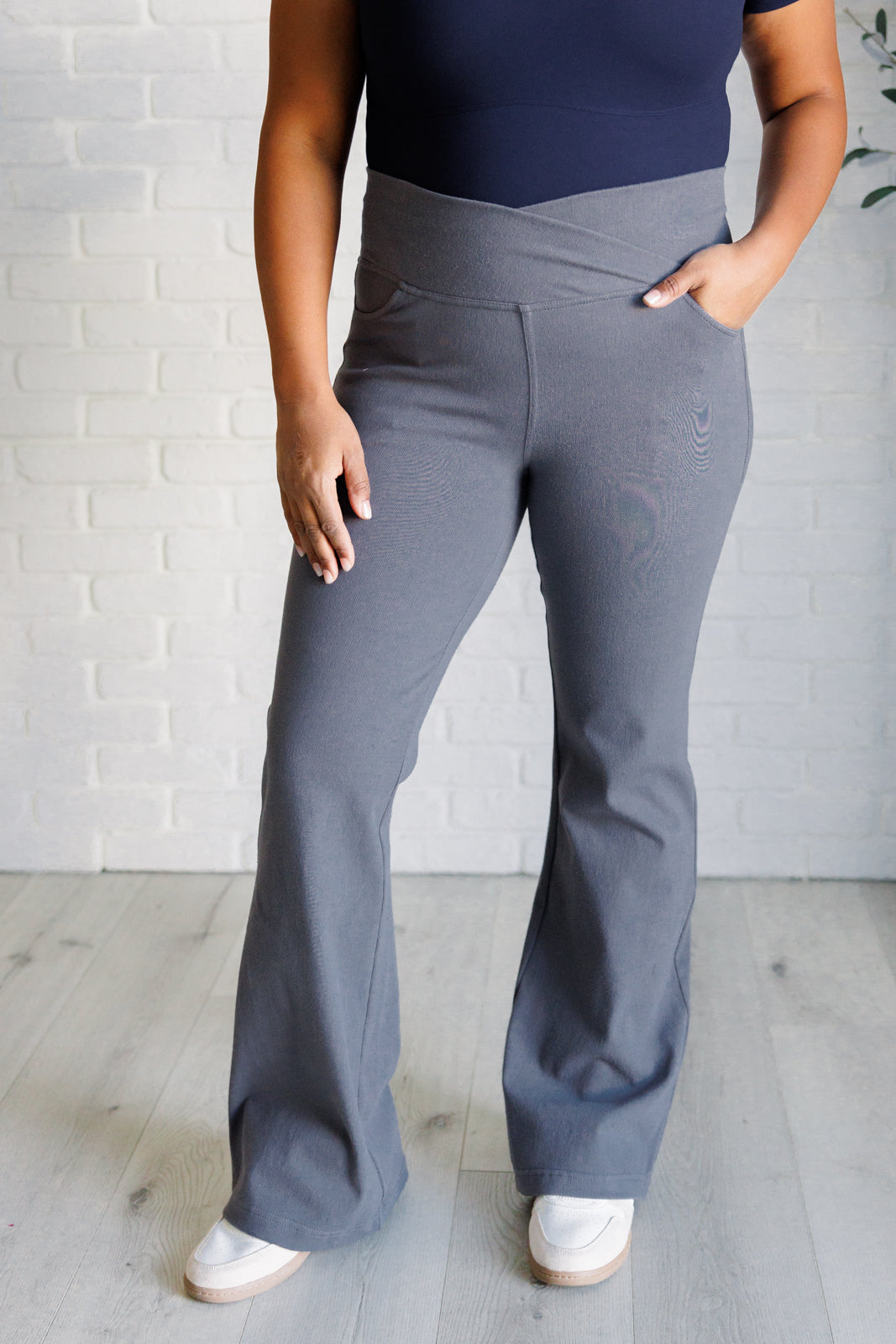 Pantalón de sarga acampanado con cintura cruzada en titanio Building Habits