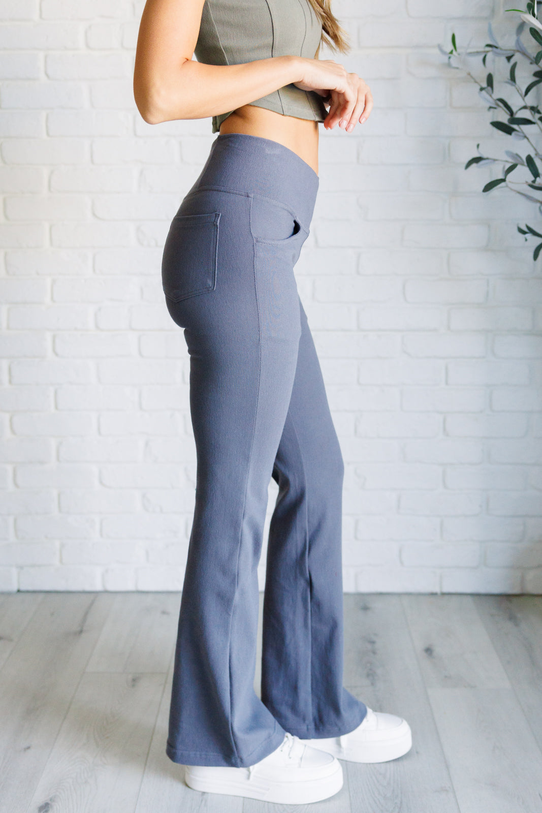 Pantalón de sarga acampanado con cintura cruzada en titanio Building Habits