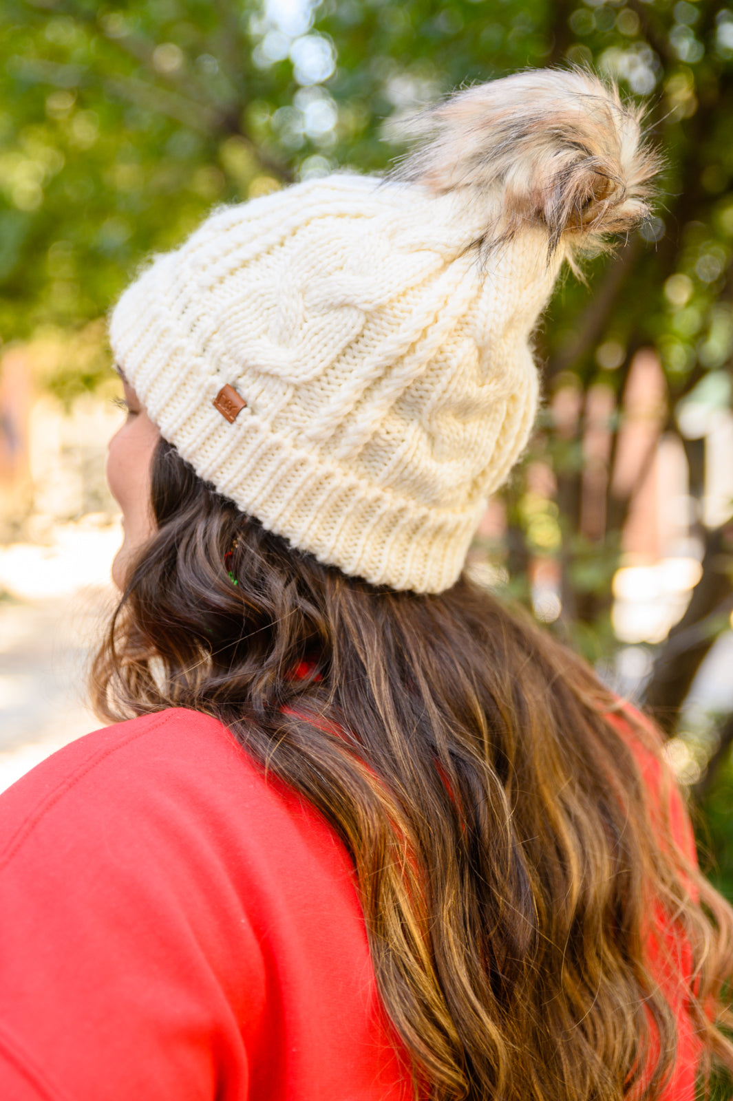 Gorro de punto trenzado con vuelta en color marfil