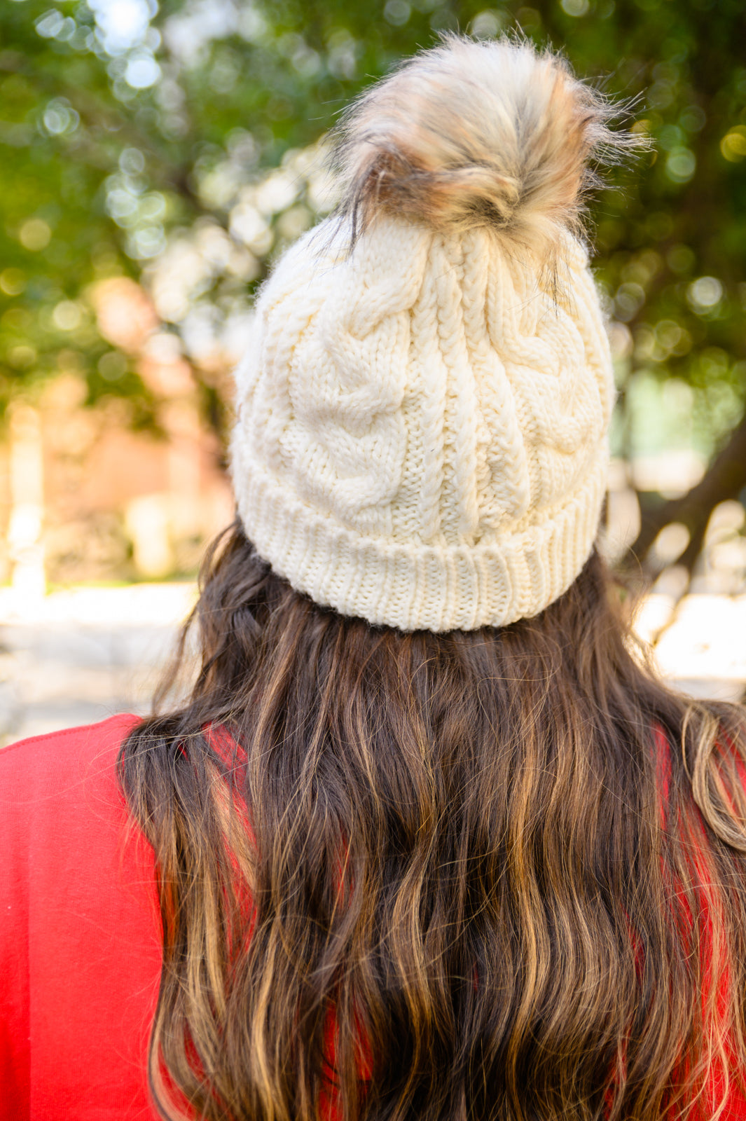 Gorro de punto trenzado con vuelta en color marfil