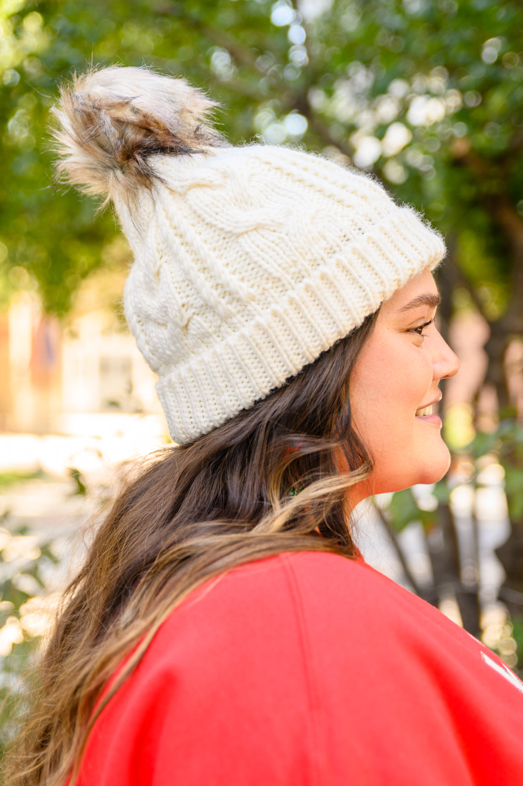 Gorro de punto trenzado con vuelta en color marfil