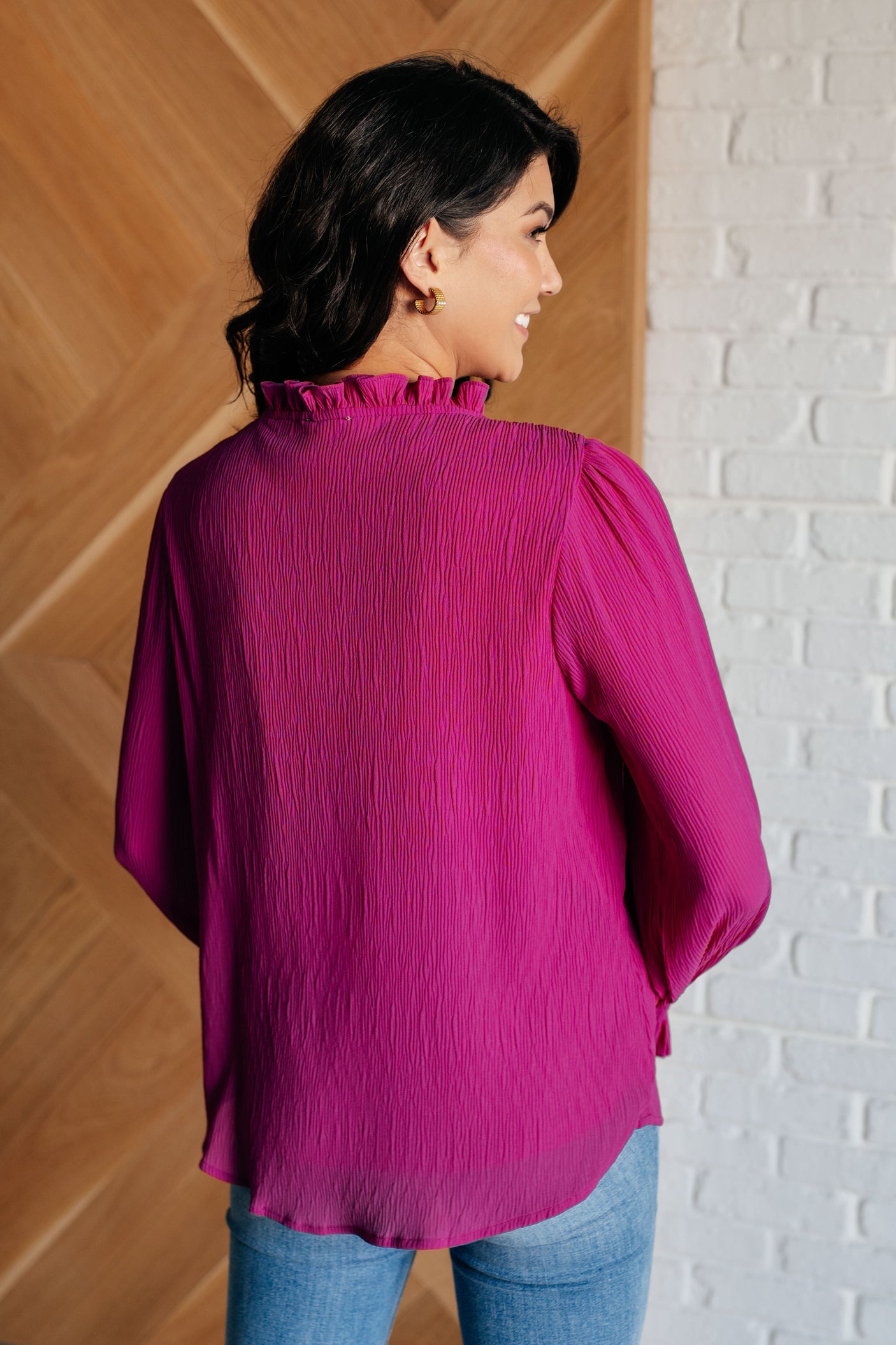 Blusa con escote con volantes Candid Moment