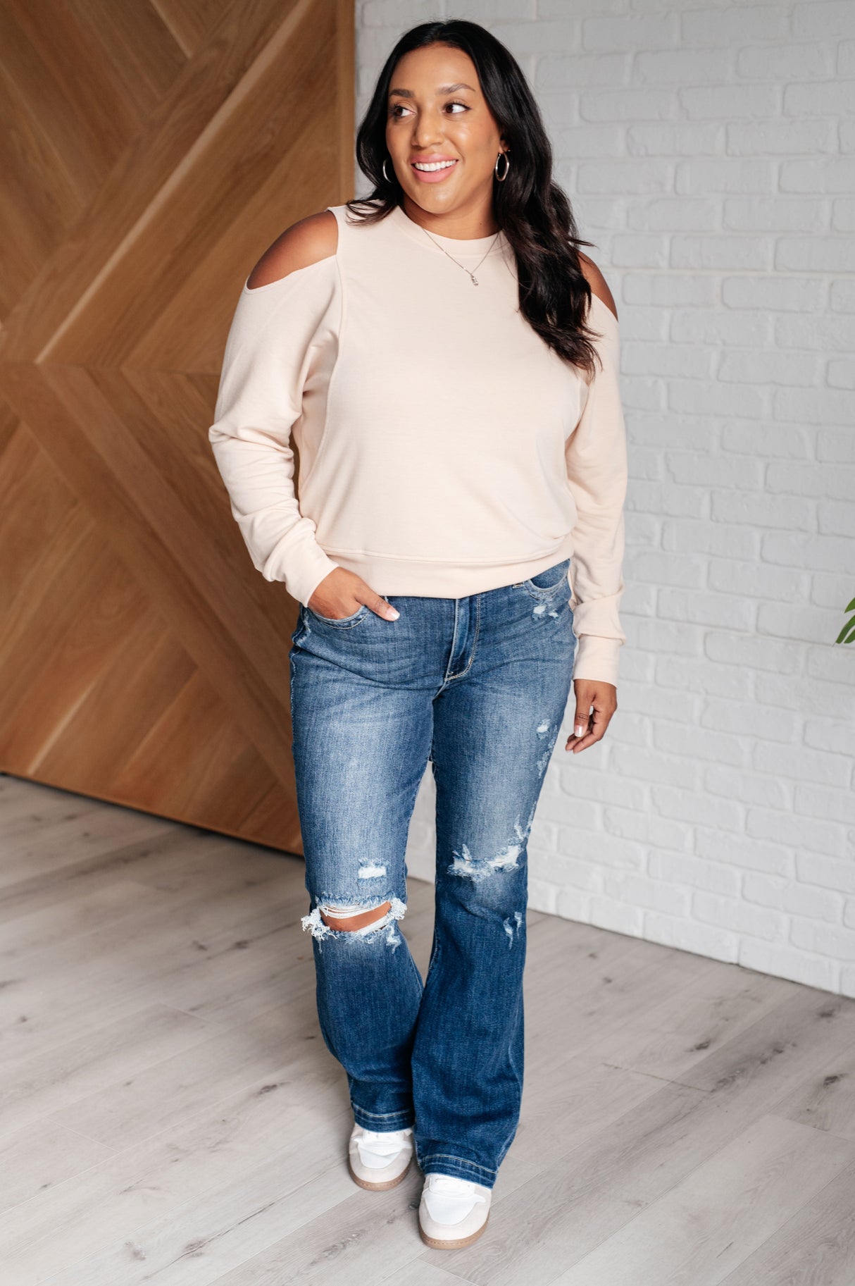 Blusa con hombros descubiertos cuidadosamente elaborada