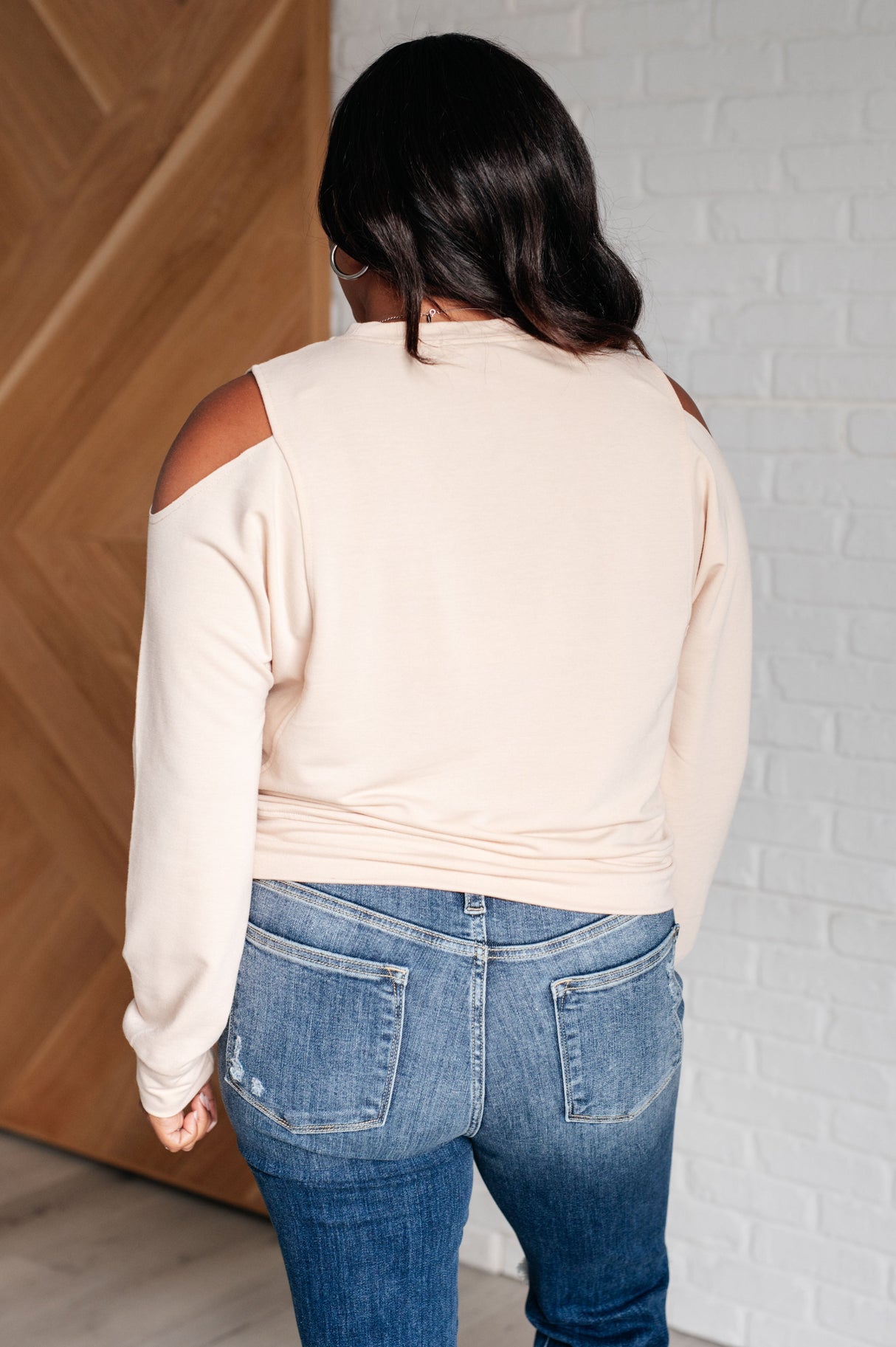 Blusa con hombros descubiertos cuidadosamente elaborada