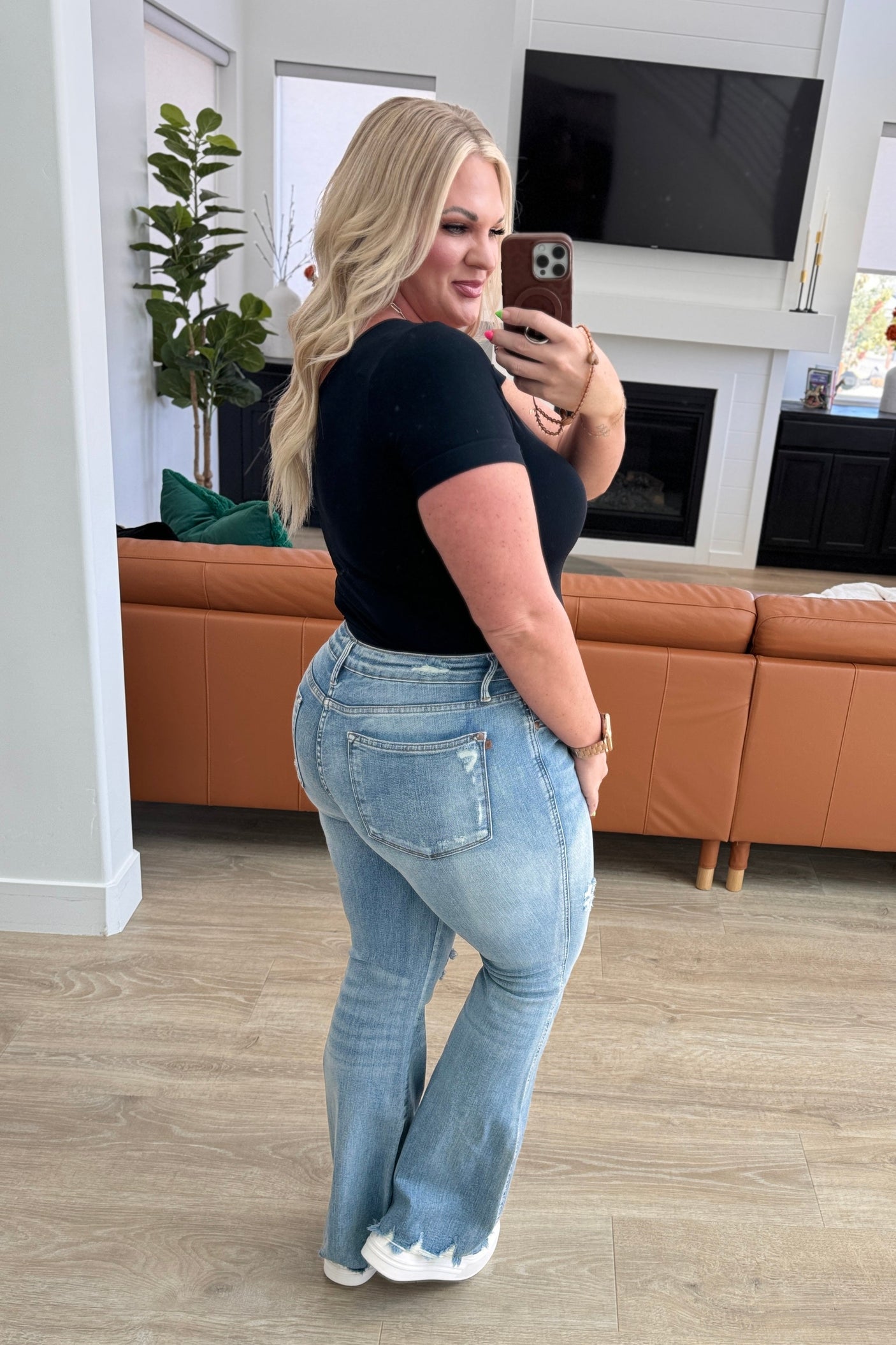 Vaqueros acampanados desgastados con top de control de tiro medio Caroline