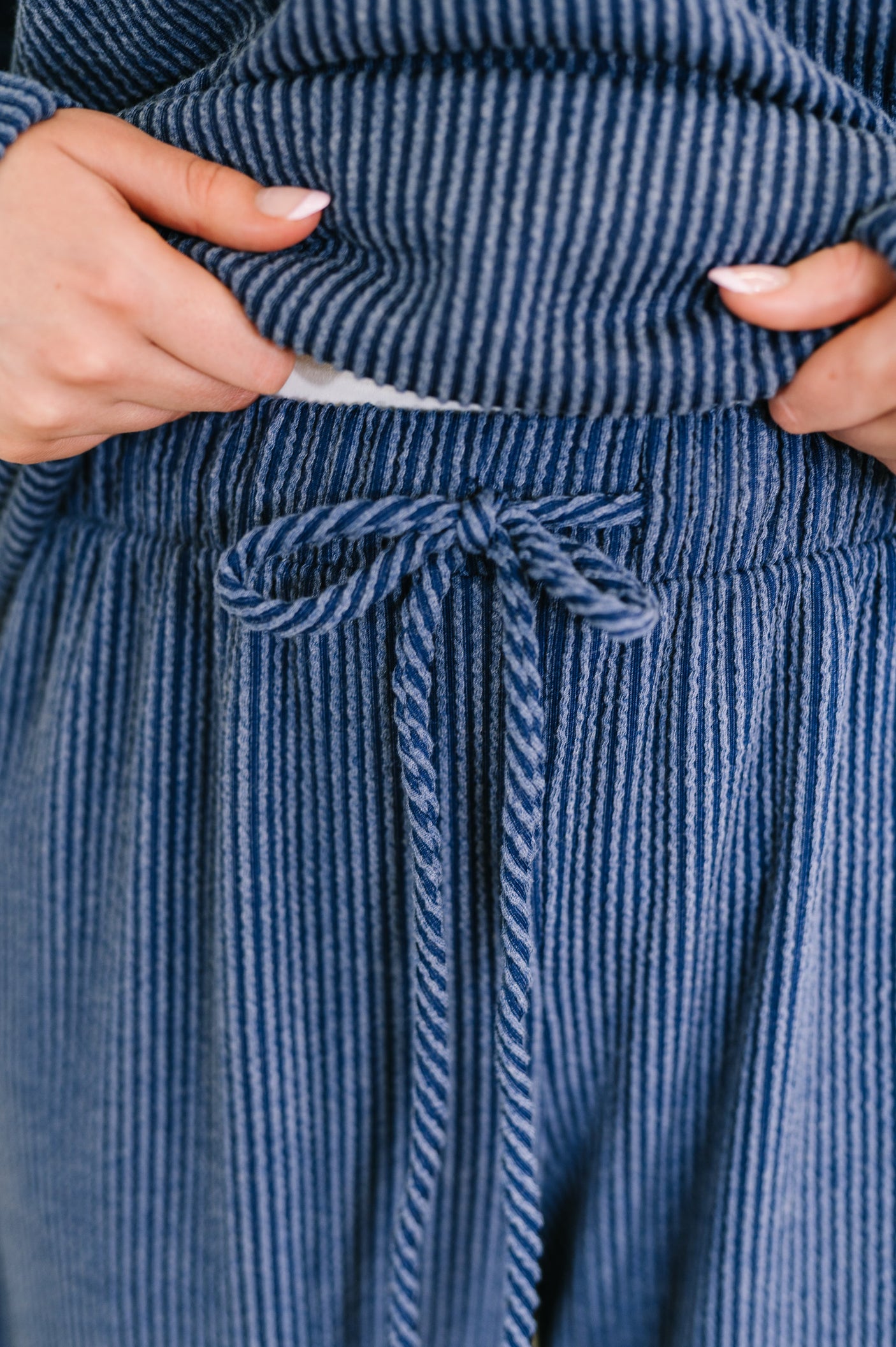 Pantalón recto con rayas en contraste y certificado Chiller en azul marino