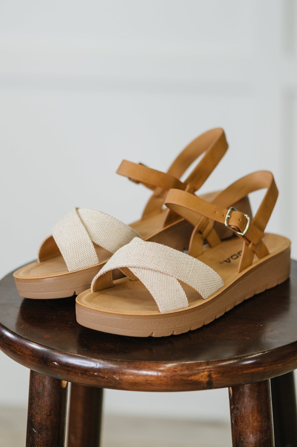 Sandalias Chester de cuña con plataforma de nobuk en color crema