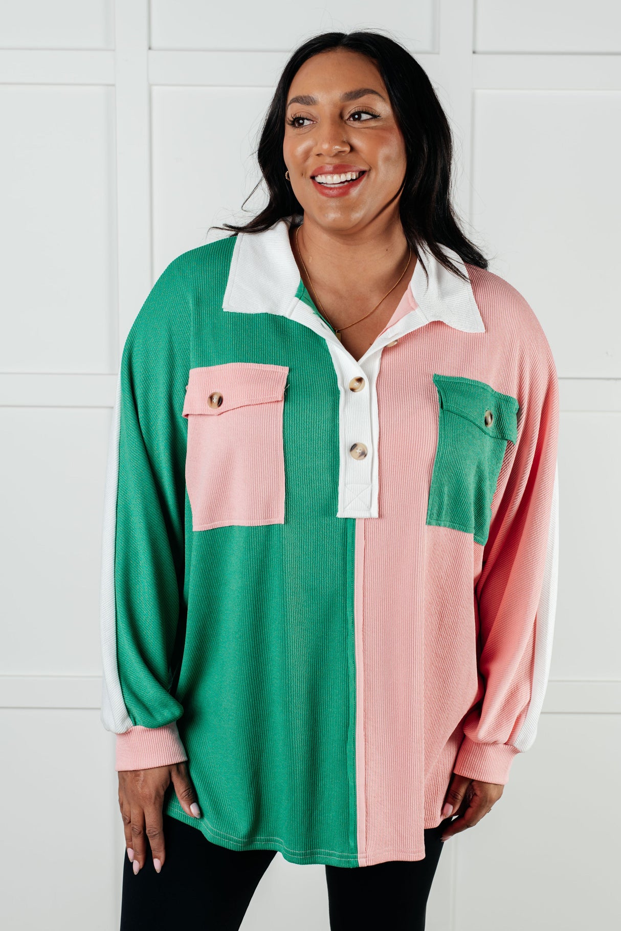 Deshazte de la vieja camiseta Henley con cuello en V y bloques de color en verde