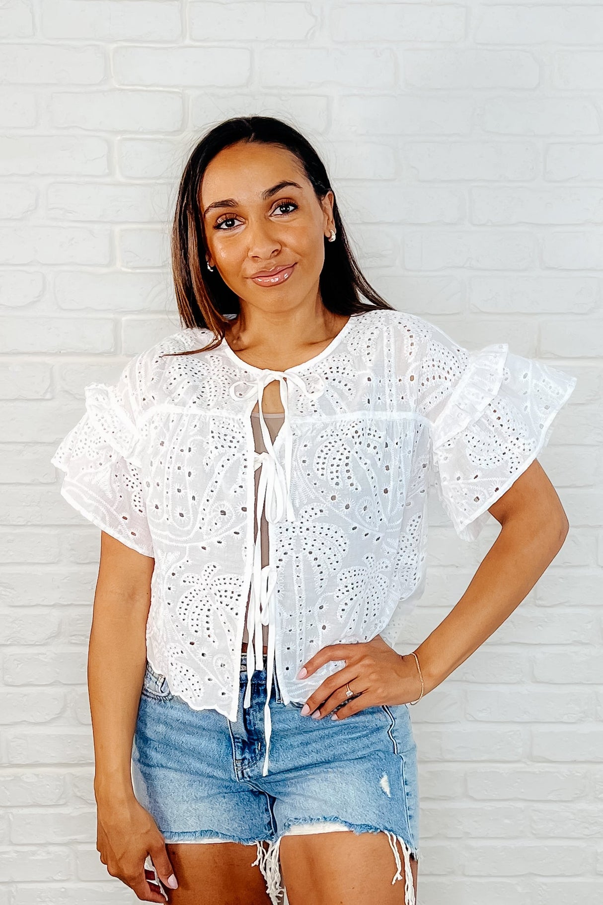 Blusa con lazo frontal y ojales elegante en blanco roto