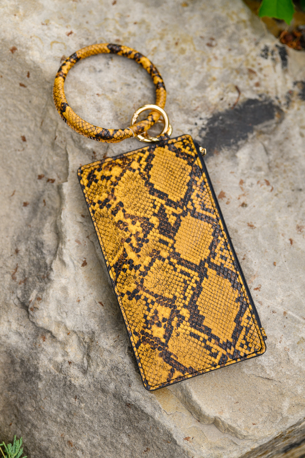Bolso de piel de serpiente con rotura transparente