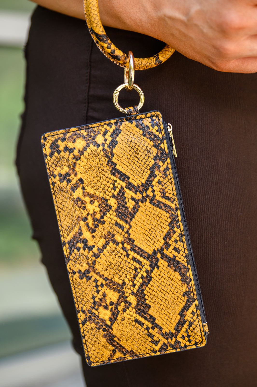 Bolso de piel de serpiente con rotura transparente