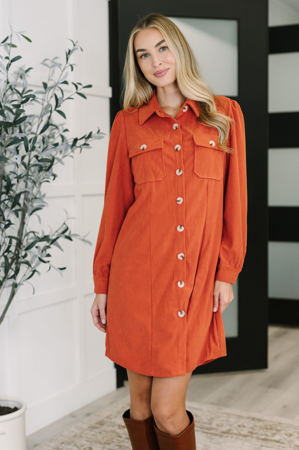 Elegante con vestido camisero de pana