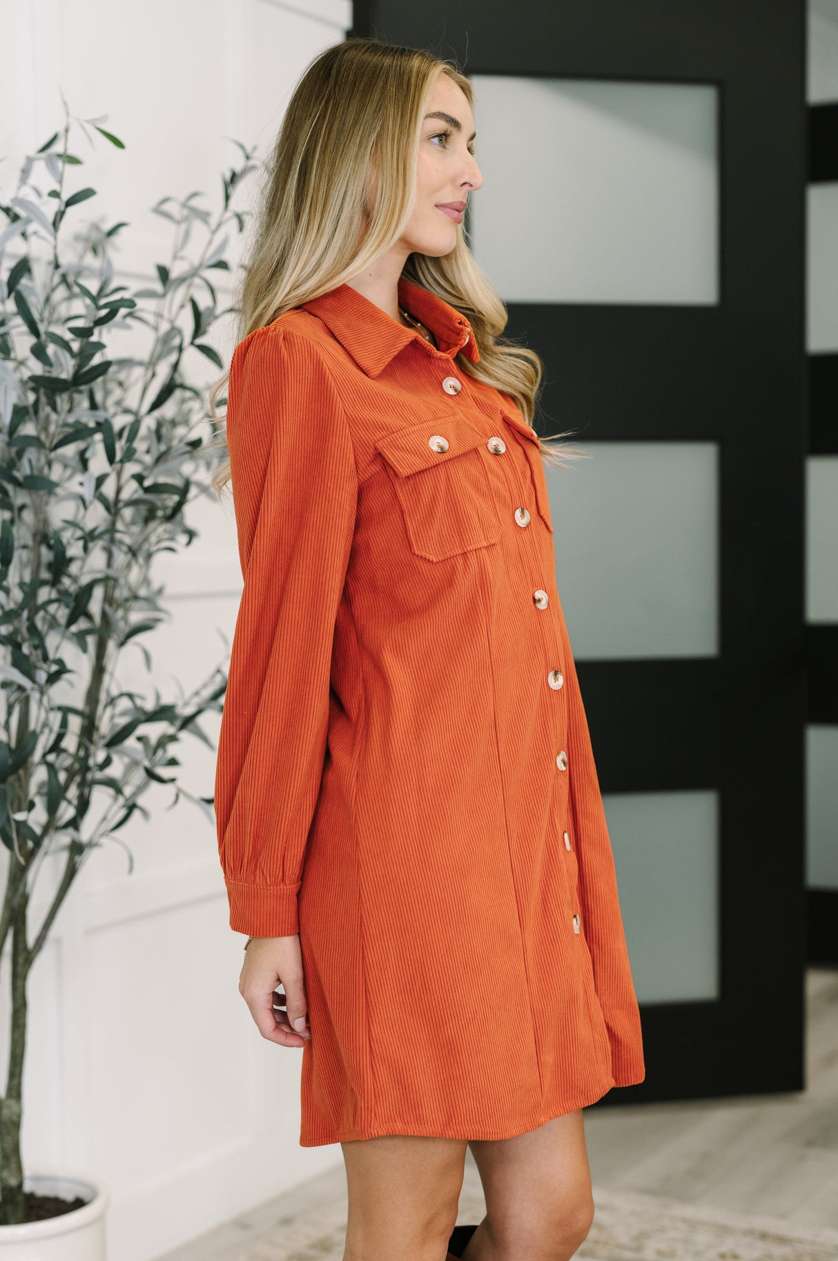Elegante con vestido camisero de pana