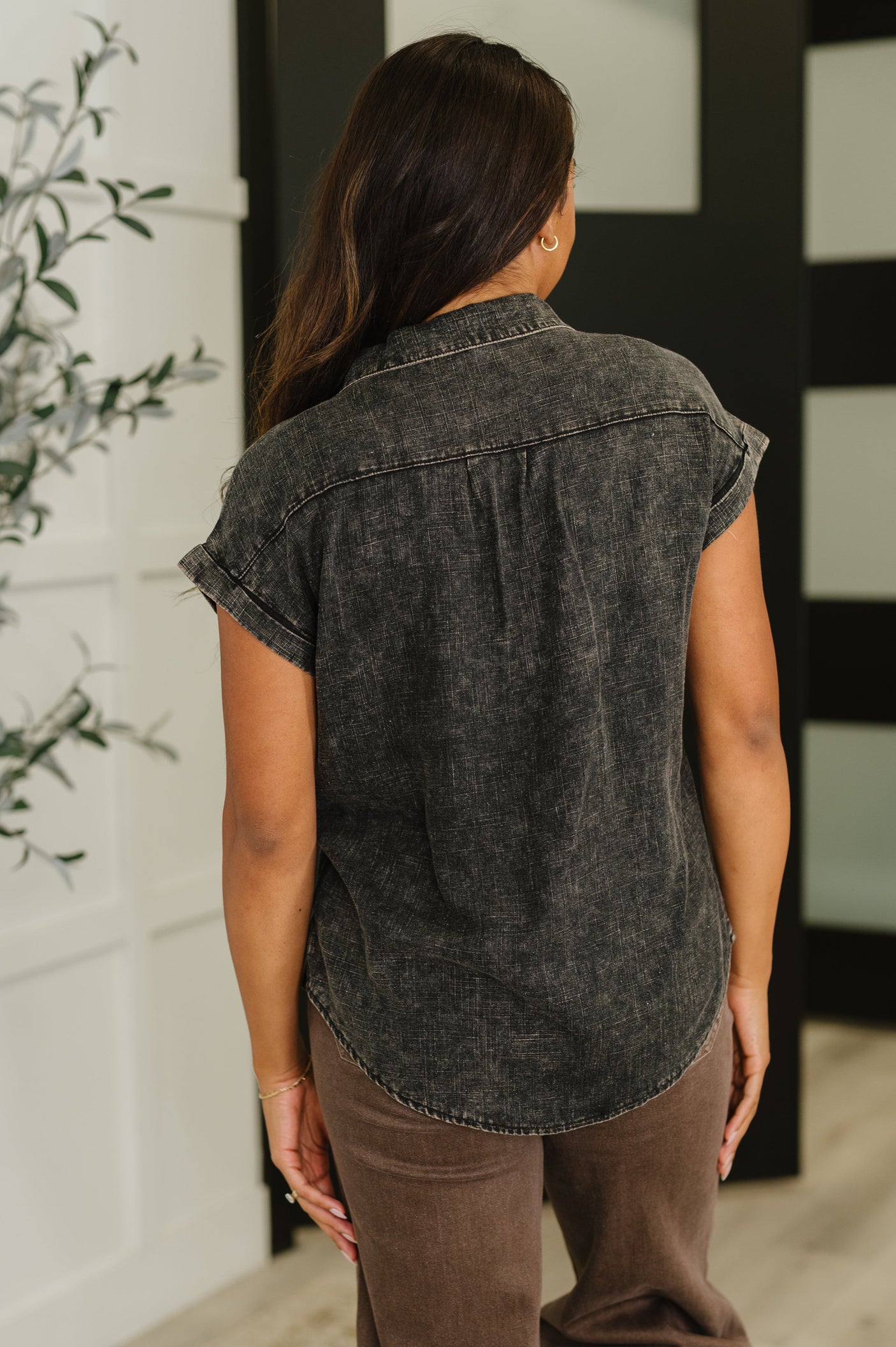 Blusa con botones Cloud Nine to Five en negro ceniza