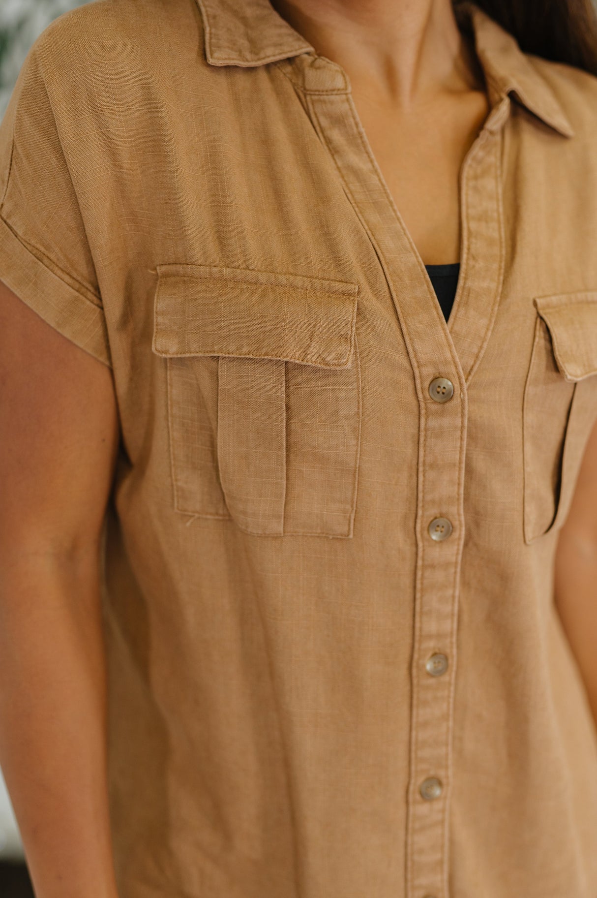 Blusa con botones Cloud Nine to Five en camello intenso