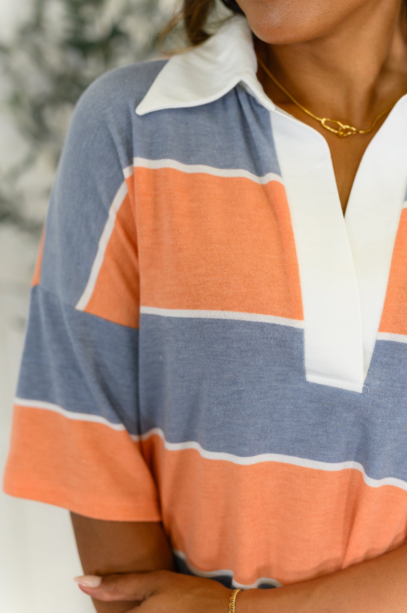 Top casual con cuello Cloudbound en naranja y denim