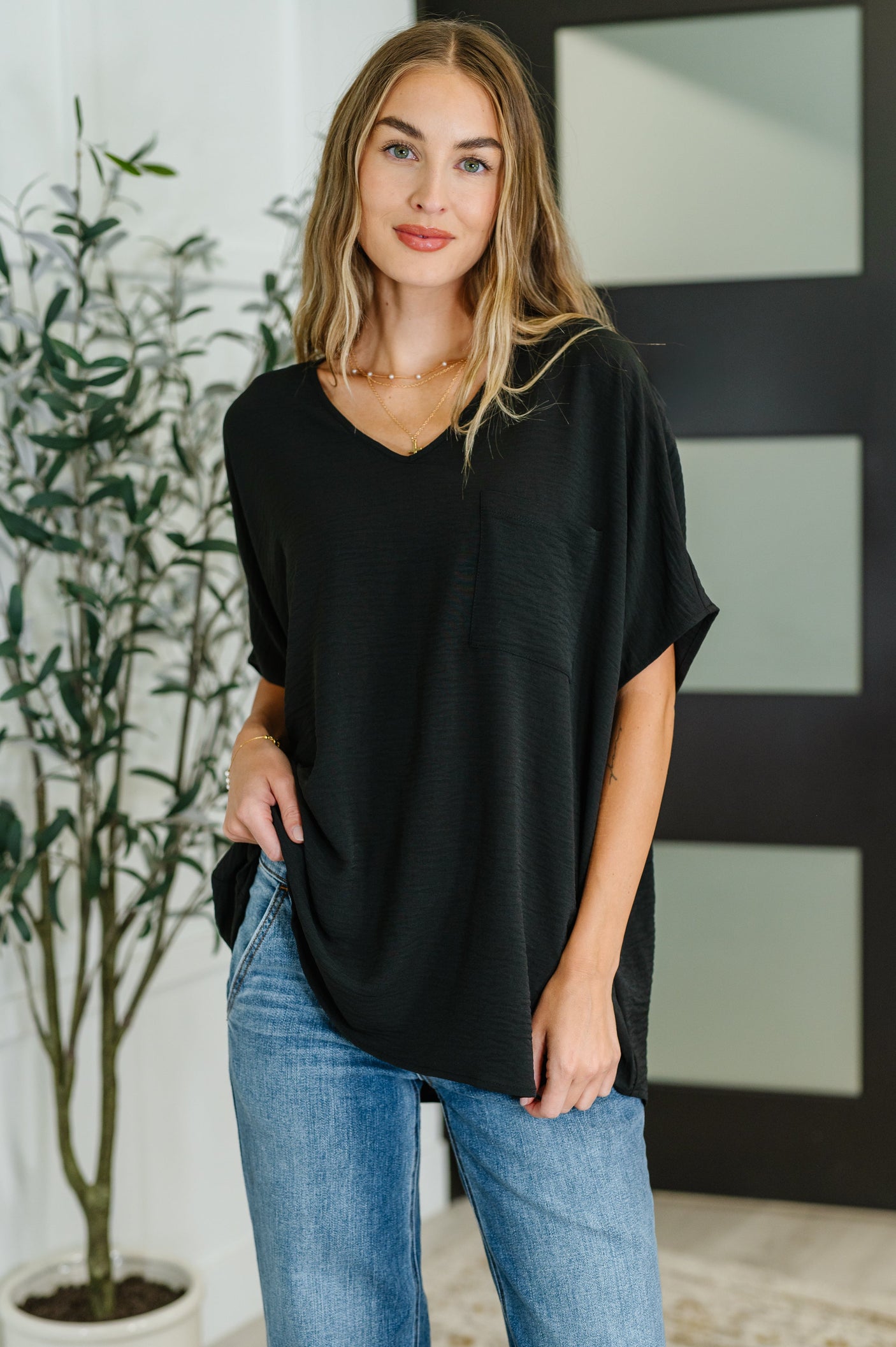 Top Coastal Ease con cuello en V en negro