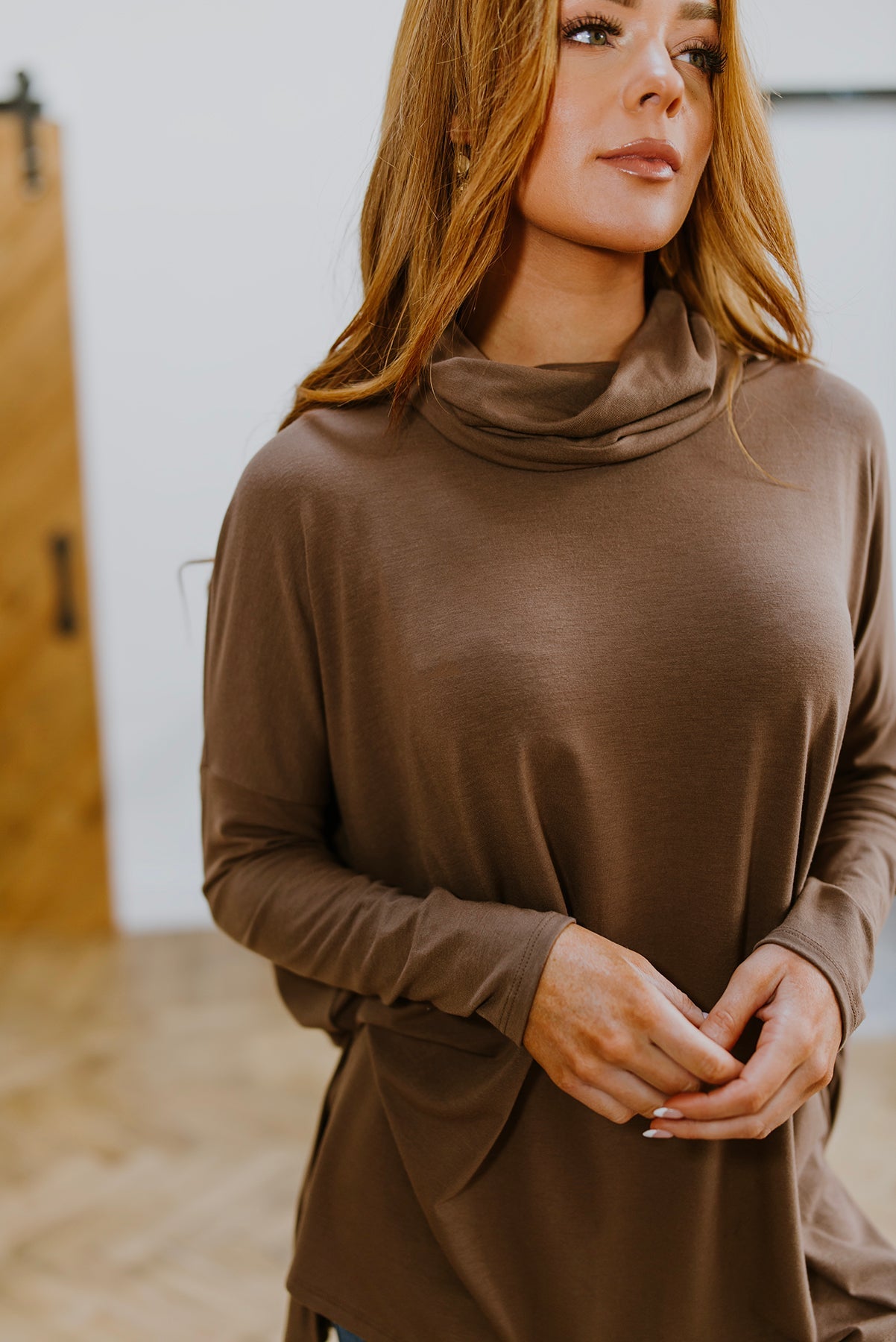 Camiseta de manga larga asimétrica con cuello alto Comfort First