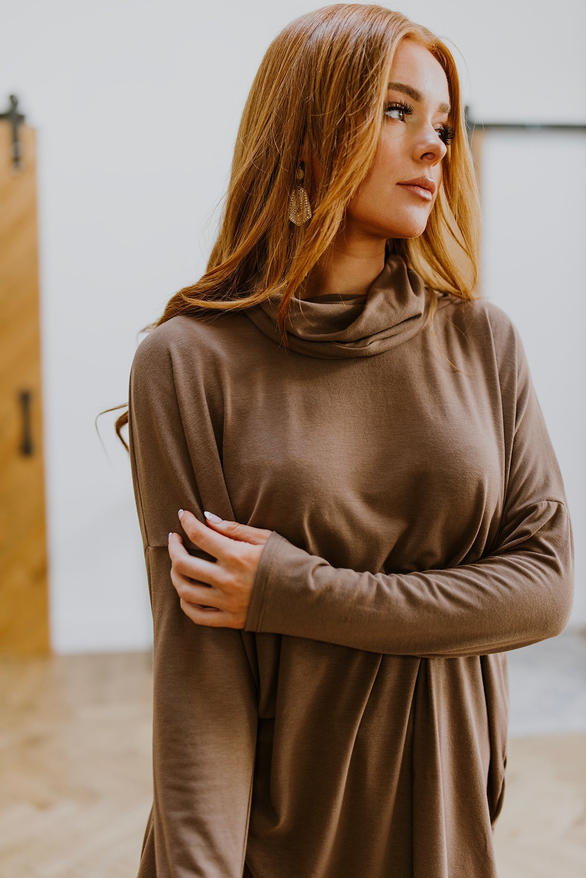 Camiseta de manga larga asimétrica con cuello alto Comfort First
