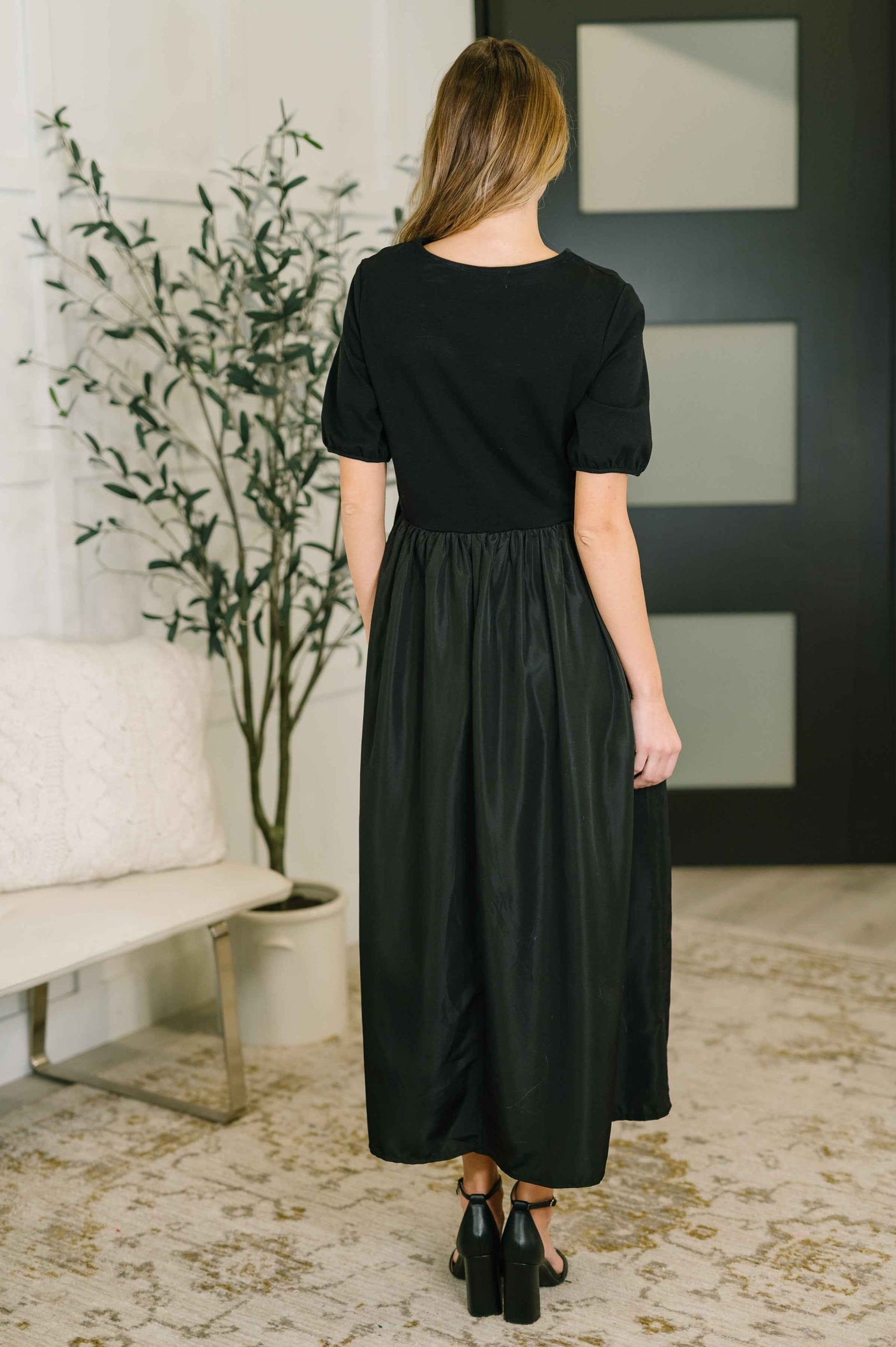 Contrast Charm Midi Black Dress