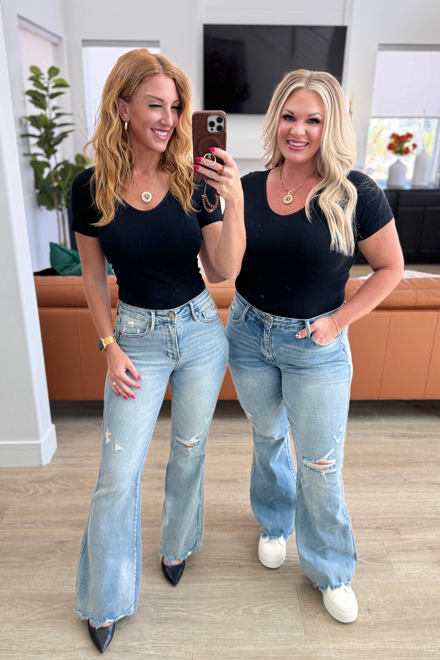 Vaqueros acampanados desgastados con top de control de tiro medio Caroline