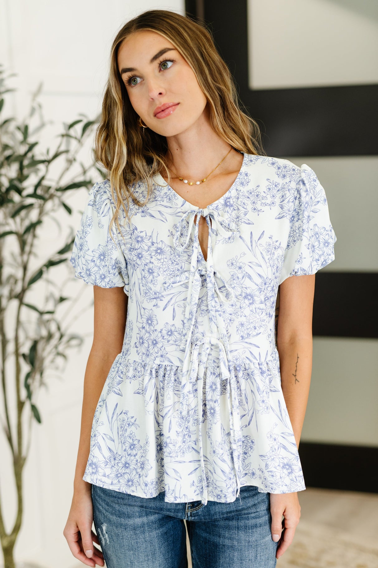Blusa Dainty Lil' Thing con mangas abullonadas en marfil/azul