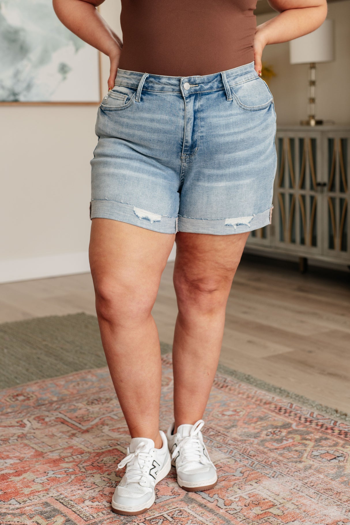 Pantalones cortos Darlene de tiro alto con puños desgastados