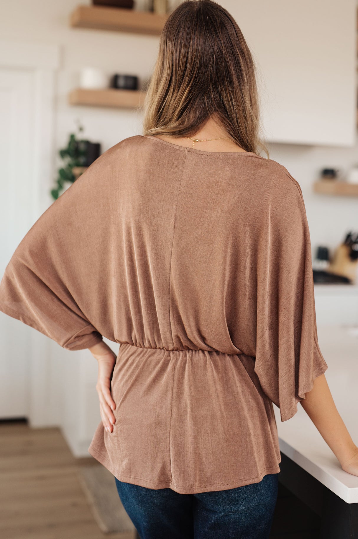 Blusa con cuello en V deslumbrantemente drapeado