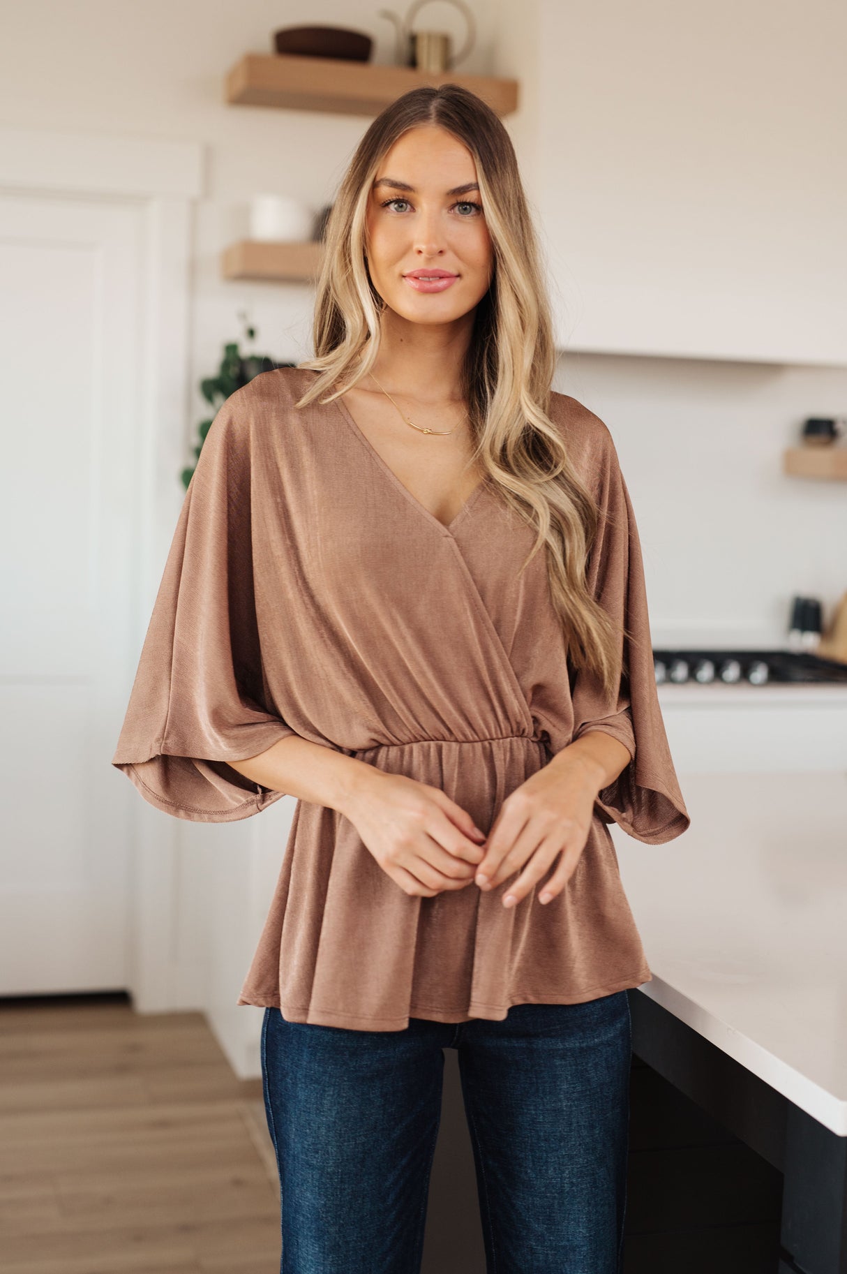 Blusa con cuello en V deslumbrantemente drapeado
