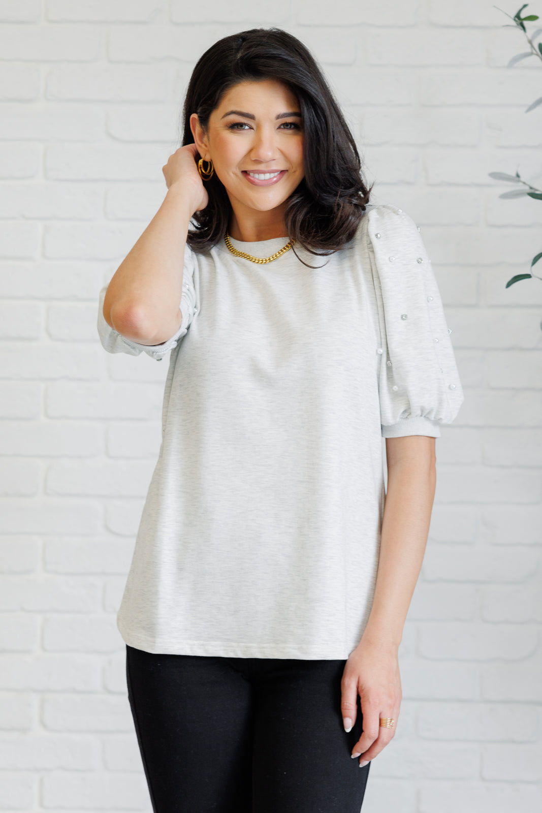 Top de manga abullonada con diamantes y perlas en gris claro