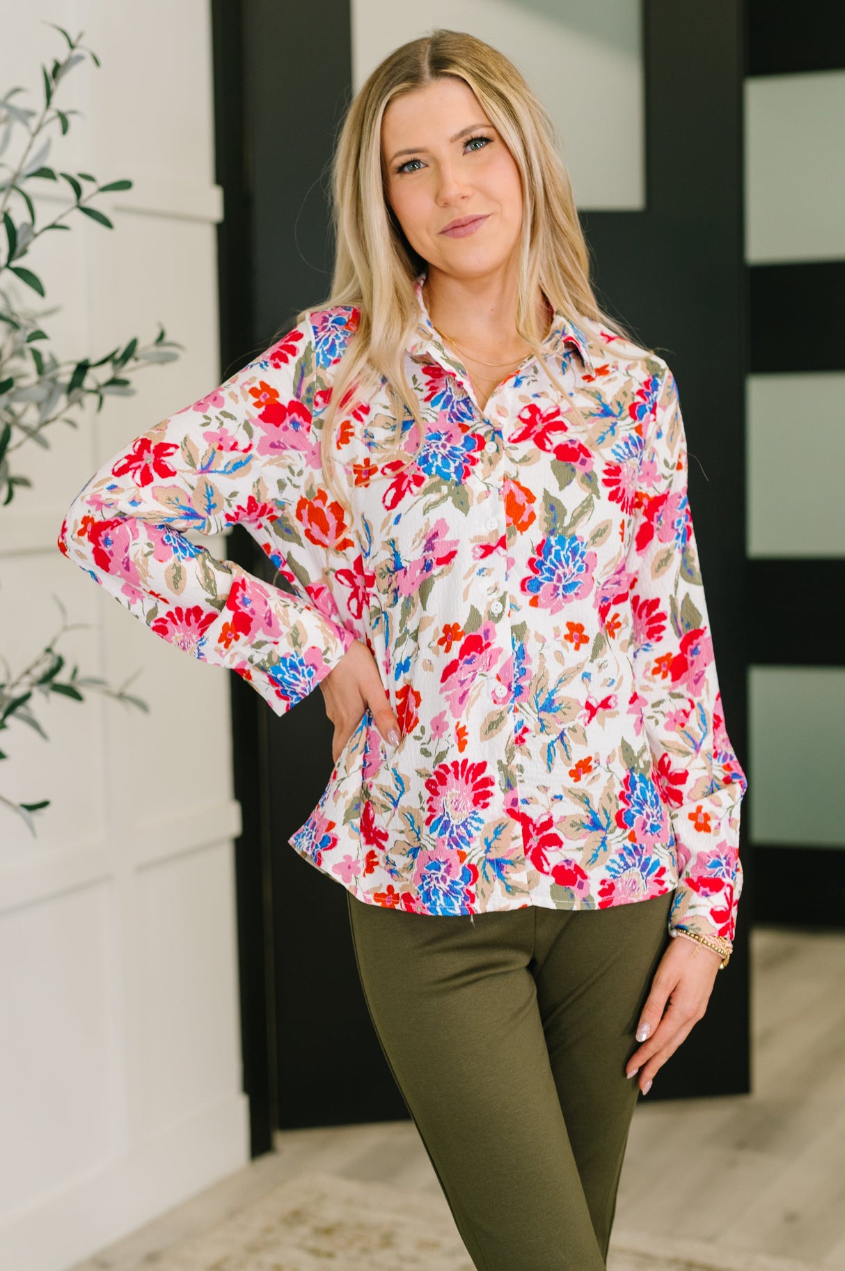 Camisa floral con botones para invitados distinguidos